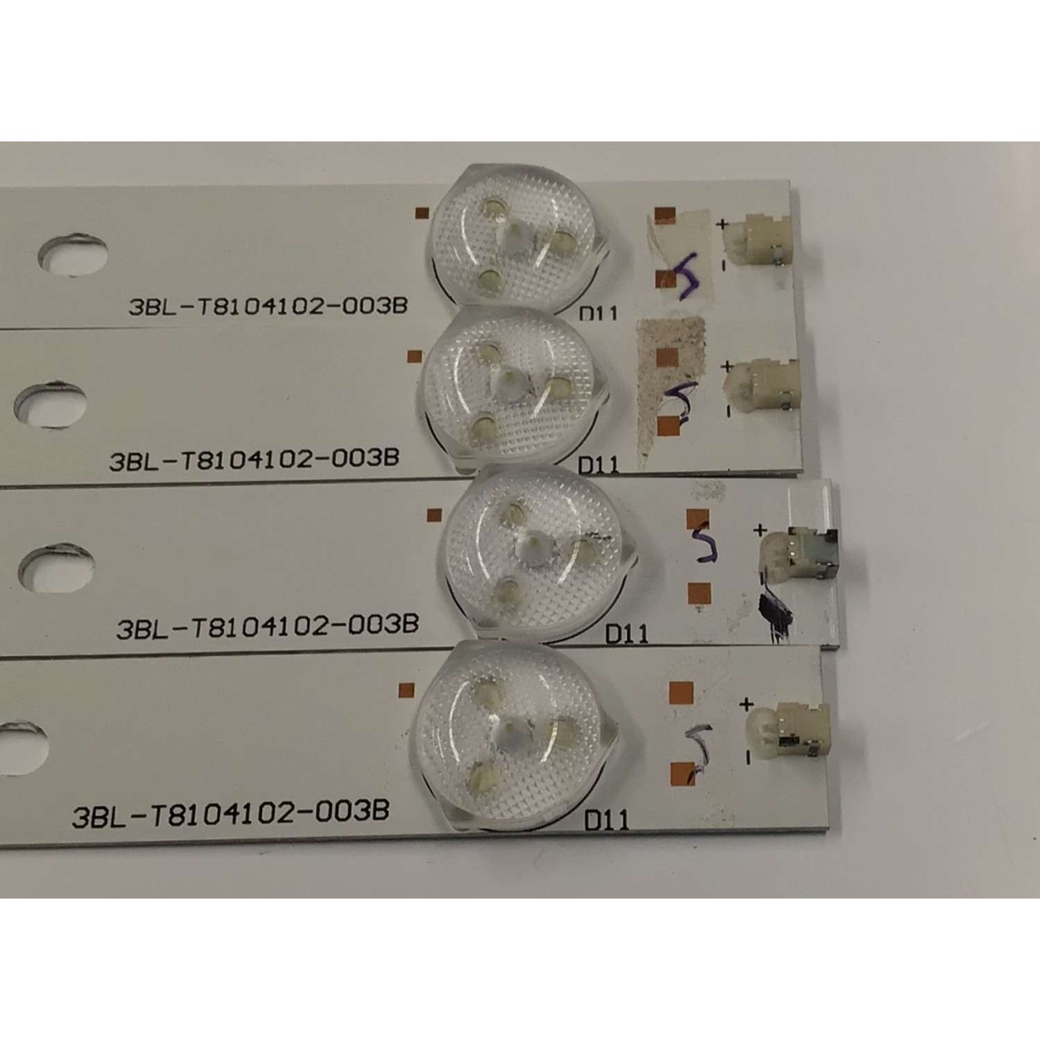 KIT DE LEDS PARA TV DIGITREX ORIGINAL 4 PIEZAS / NUMERO DE PARTE 3BL-T8104102-003B / DY-01E340369 / 6050120010 / JS-SY33EFED-0001 / PANEL HK395WLEDM-CH03H / DISPLAY V400HJ6-PE1 / MODELO DX40FKM - Imagen 3