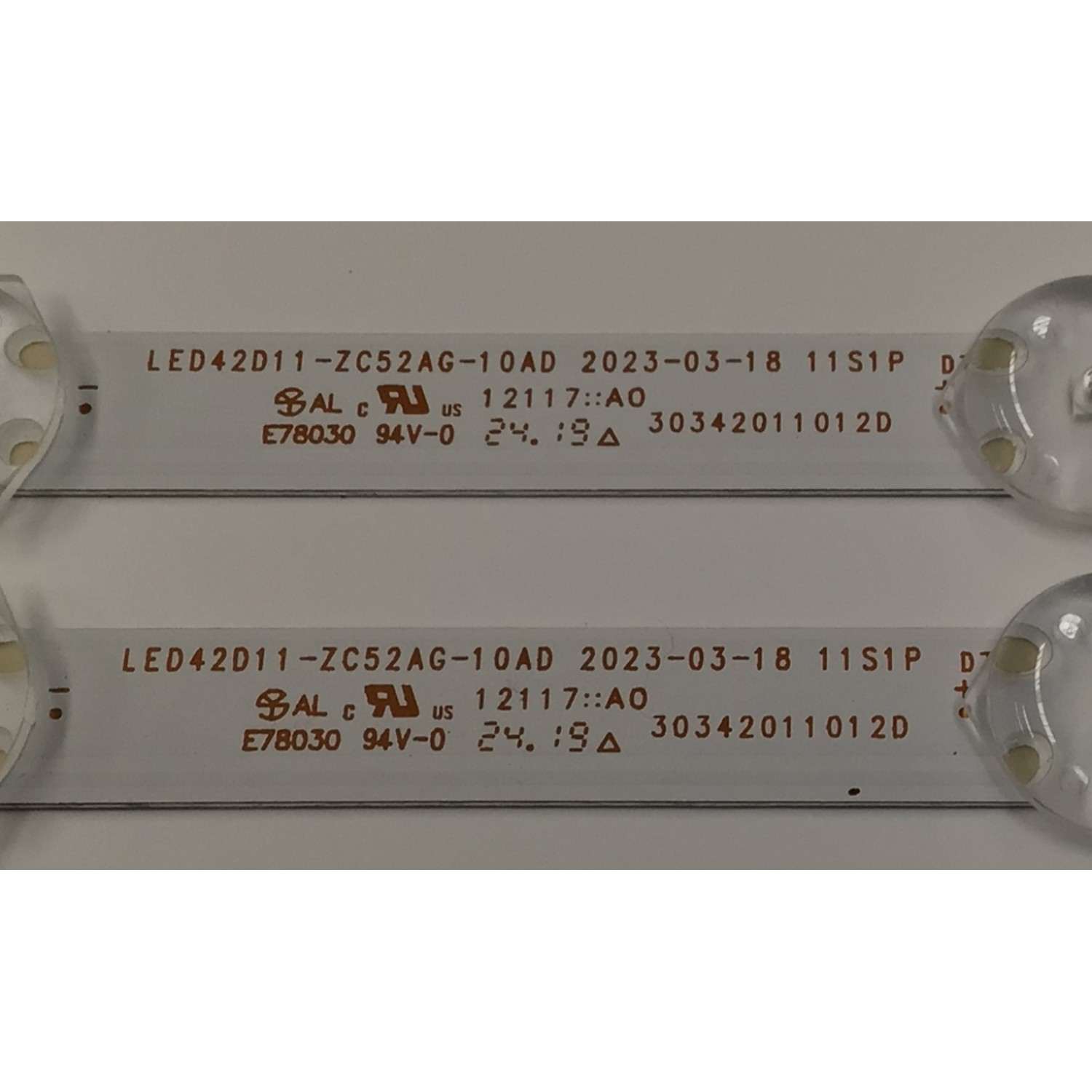 KIT DE LEDS PARA TV ONN ORIGINAL 2 PIEZAS / NUMERO DE PARTE LED42D11-ZC52AG-10AD / 30342011012D / 42000M59 / 12117 / 240512AB12 / PANEL V430DJ1-Q01 REV.D2 / MODELO 100012584 43 PULGADAS - Imagen 2