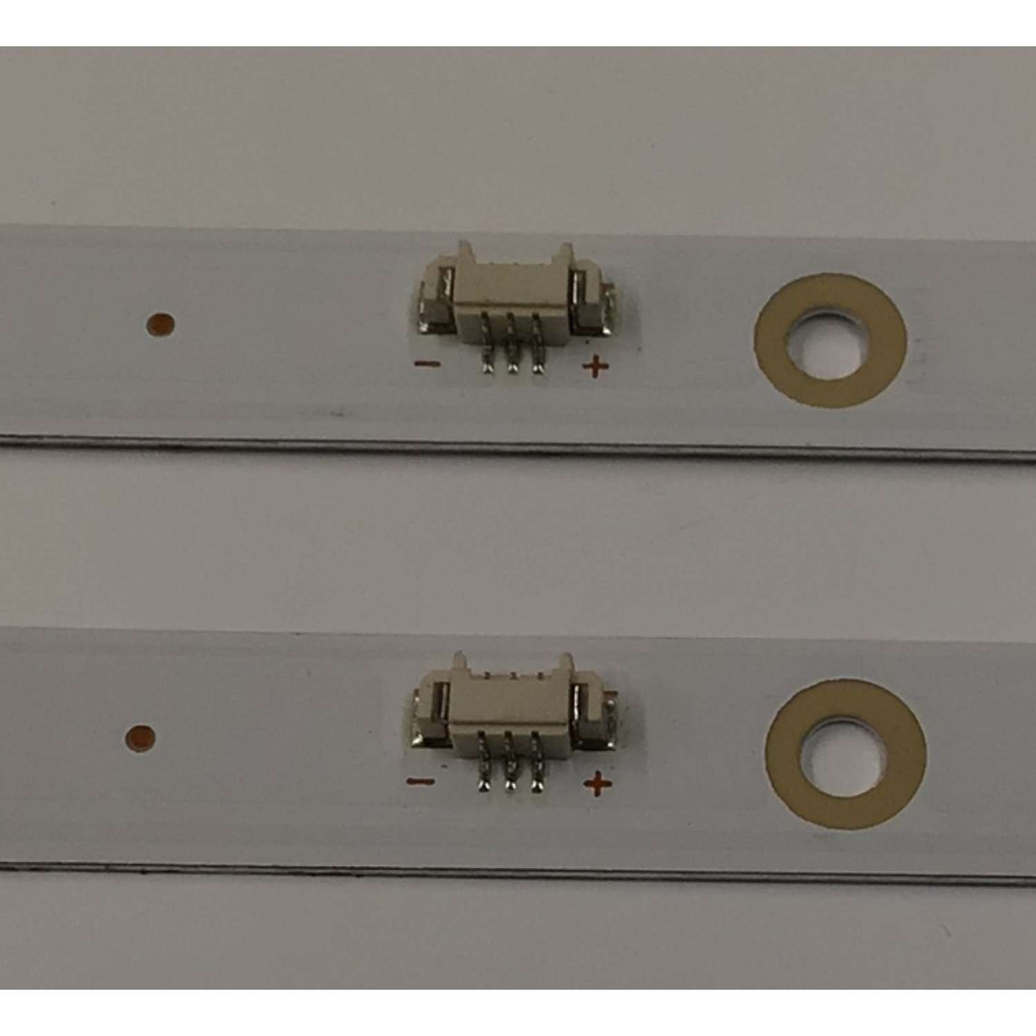 KIT DE LEDS PARA TV ONN ORIGINAL 2 PIEZAS / NUMERO DE PARTE LED42D11-ZC52AG-10AD / 30342011012D / 42000M59 / 12117 / 240512AB12 / PANEL V430DJ1-Q01 REV.D2 / MODELO 100012584 43 PULGADAS - Imagen 3