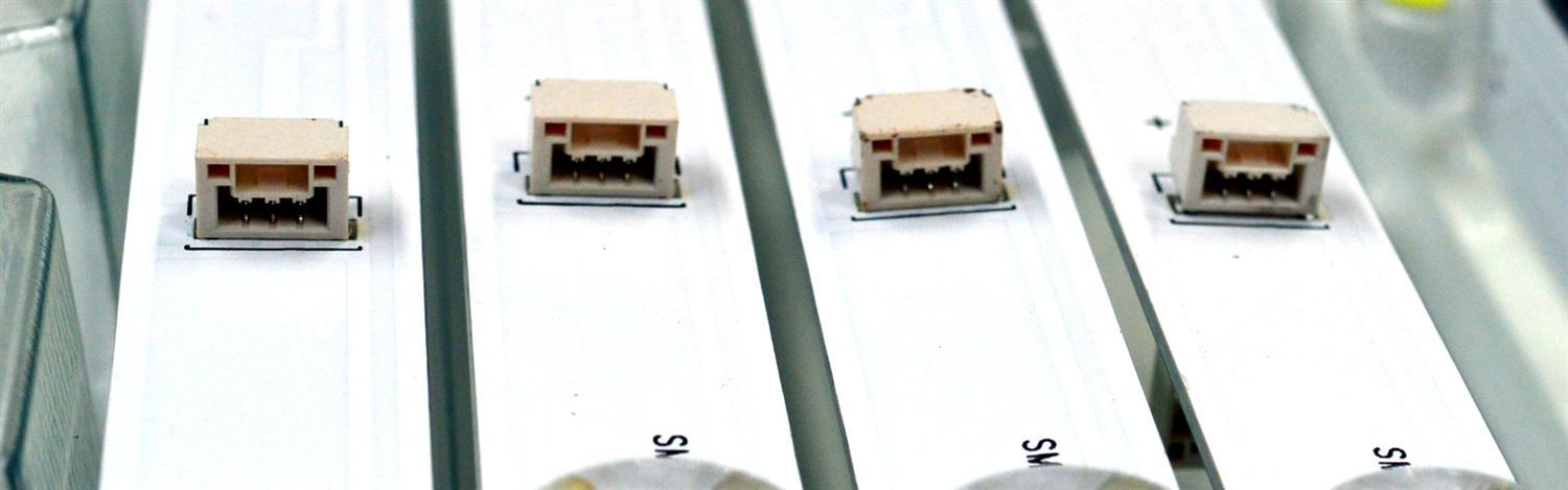 KIT DE LEDS ORIGINAL NUEVOS PARA TV PHILIPS 4 PIEZAS / NUMERO DE PARTE TCL55D14-ZC42AG-10D / 303TC550071D / 4L-ZX055T-ZC018C / TC550MA7 / 2300022690 / E469119 / MODELO 55PUL7973 / 55PUL7973/F6 / 55CF630 - Imagen 2