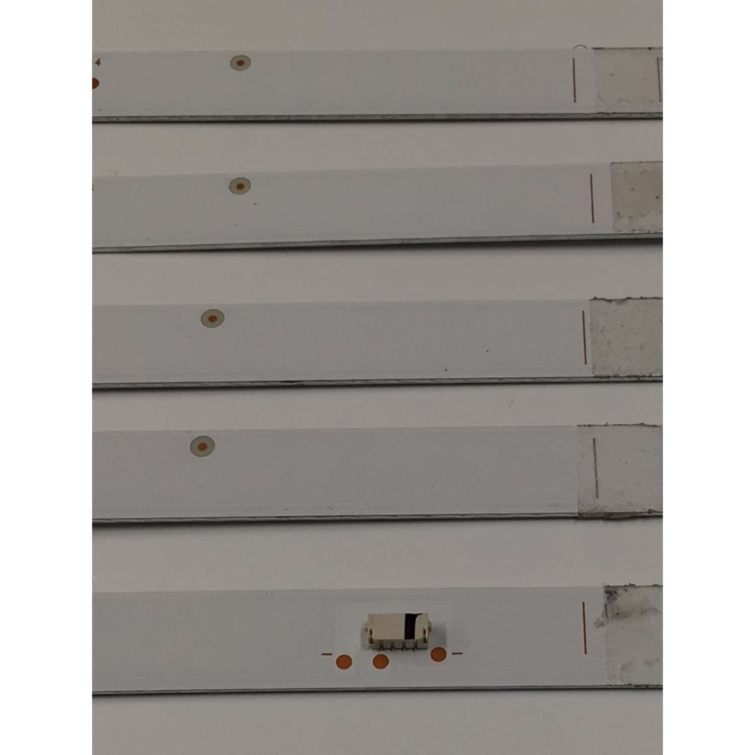 KIT DE LEDS PARA TV SHARP ORIGINAL 5 PIEZAS / NUMERO DE PARTE 4708-K58DGF-A3113N21 / 4708-K58DGF-A3113N11 / K580WDGF A3 / XRJ1060 / SLC04708RA0 / 110510-580F3031 / K580WDGF / PANEL K580WDGF / DISPLAY CV580U3-T01 REV:02 / MODELO 4T-C58EL8UR - Imagen 3