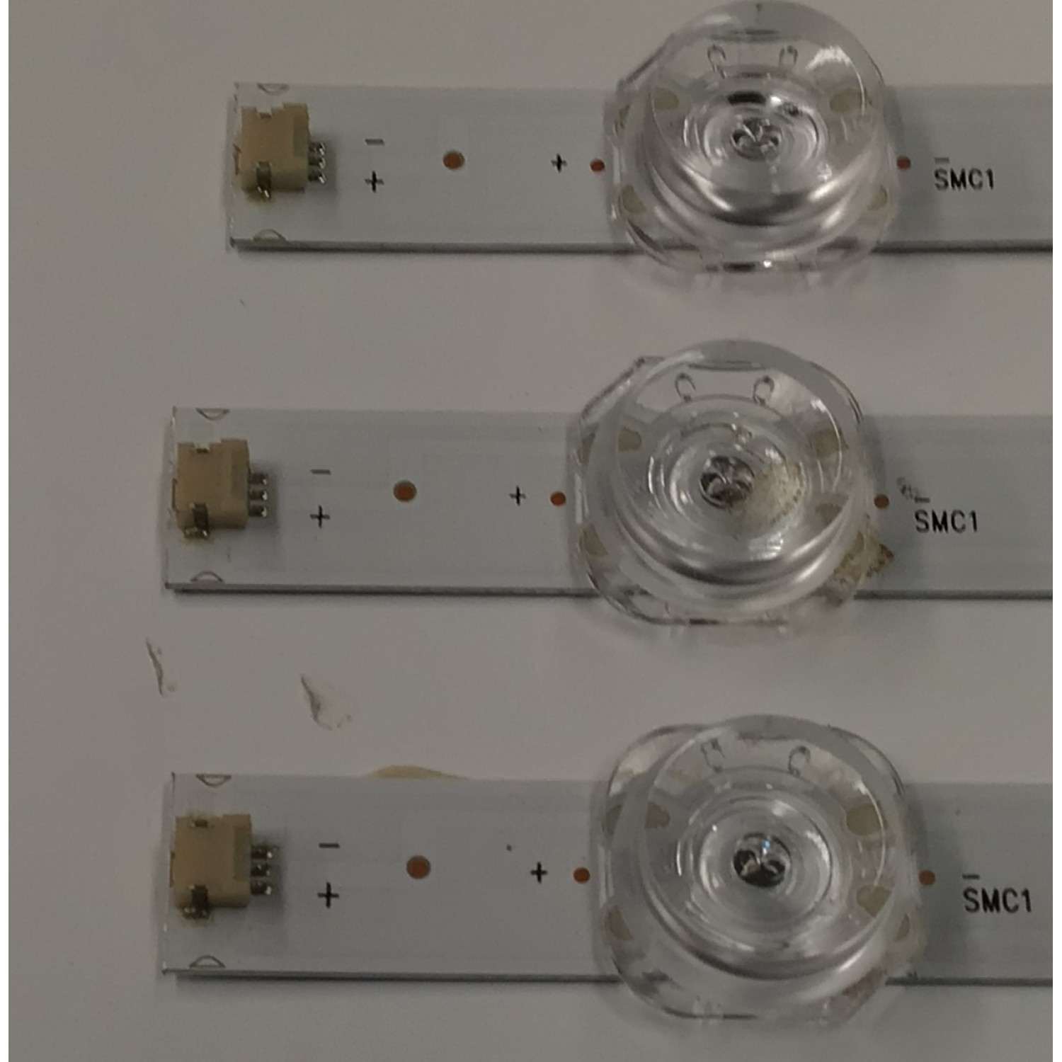 KIT DE LEDS PARA TV ORIGINAL 3 PIEZAS / NUMERO DE PARTE 303HX430053CD / HFSX43D08-ZC42AG-08CD / 2300023007 / 70401-01869 / 240603AB04 / GC430M71 / MODELO 43" - Imagen 4