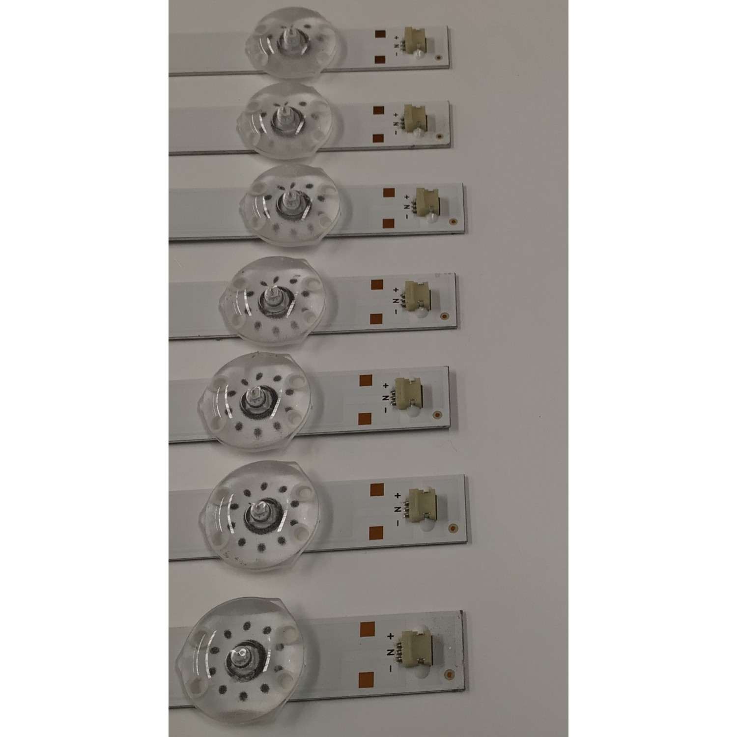 KIT DE LEDS PARA TV WESTINGHOUSE ORIGINAL / INCOMPLETO SOLO 7 PIEZAS / NUMERO DE PARTE 261501011520 / 06-65N1-3030-0D35-4X14-200724-A / 230101023600 / YF-LSL3L03NM6D / PANEL HK650WLEDM-SH8FH / MODELO WR65UX4210 / KIT CONSTA ORIGINALMENTE DE 8 PIEZAS - Imagen 2