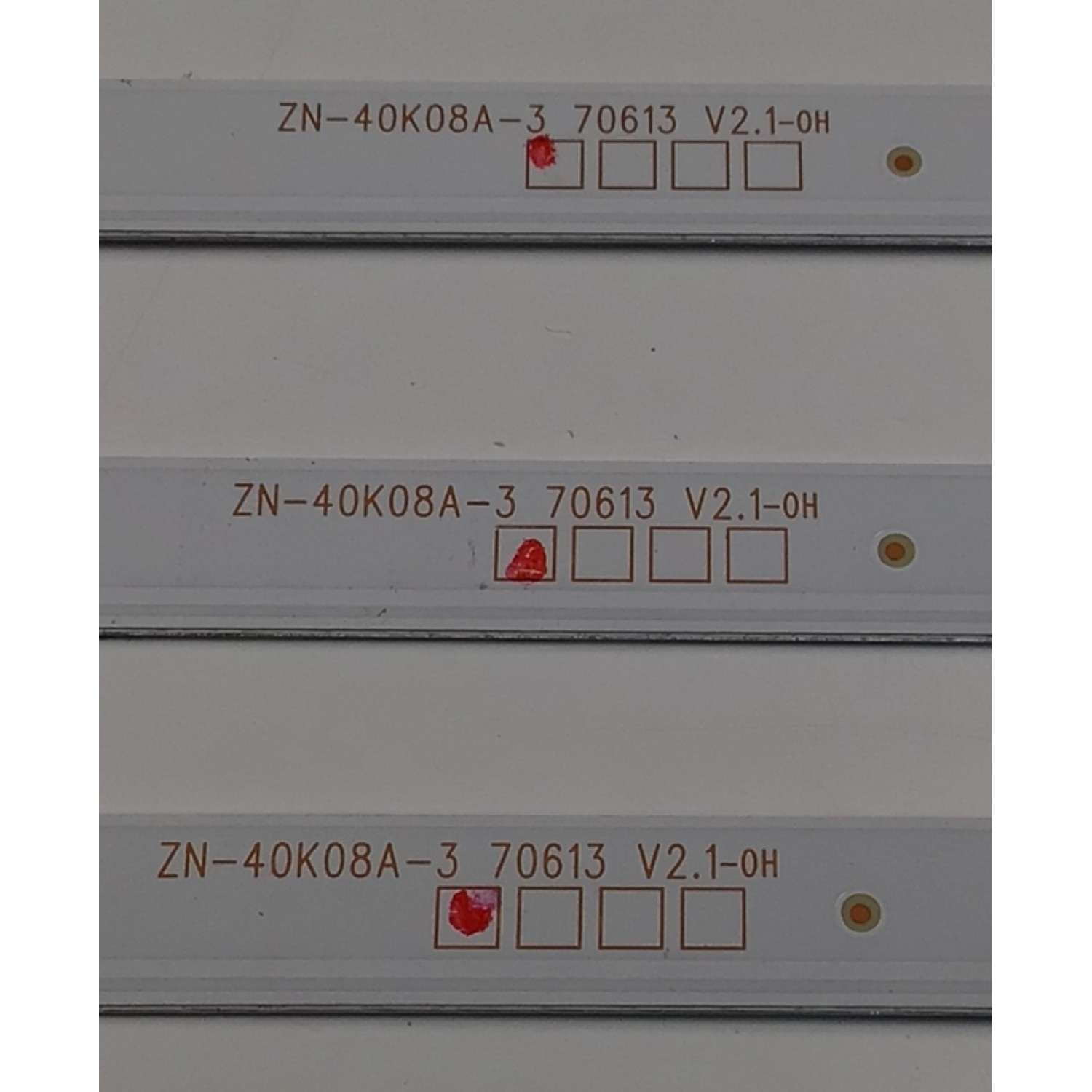 KIT DE LEDS PARA TV ORIGINAL 3 PIEZAS / NUMERO DE PARTE ZN-40K08A-3 / 70613 V2.1-0H / HPZ300E / 3.1.01.04.01.58240042 / C16000K5G1907100ZA98C / PANEL LSC400HN02 / MODELO KC40V2 - Imagen 4