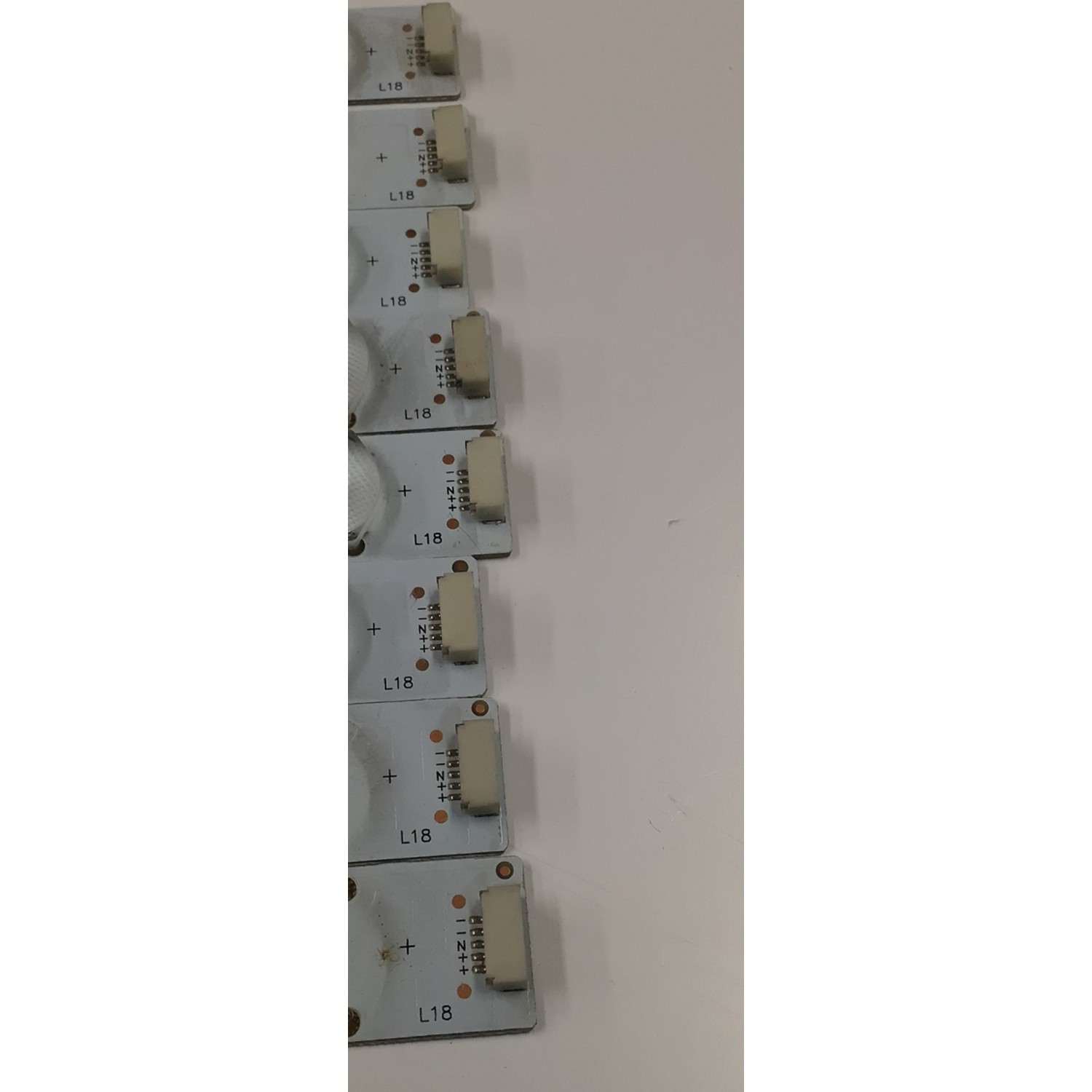KIT DE LEDS PARA TV RCA ORIGINAL 8 PIEZAS / NUMERO DE PARTE JL.D4063235-31CS / 36K7-1 / N140807 / D140807 / PANEL LSC400HJ01-12V / MODELO PLD40A4SAQ - Imagen 4
