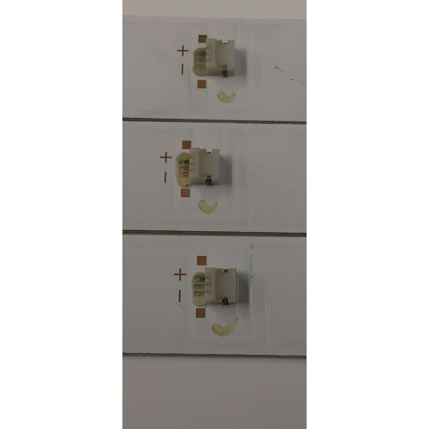 KIT DE LEDS PARA TV COBIA ORIGINAL 3 PIEZAS / NUMERO DE PARTE 3BL-T7714101-01 / LBL.400T3X9.001 / 8149011340001 / JS-RD111F3GBJD-0001 / PANEL V400HJ5-PE1 / DISPLAY LSC400HN02-G02 / MODELO CLEDTV4015SM - Imagen 3