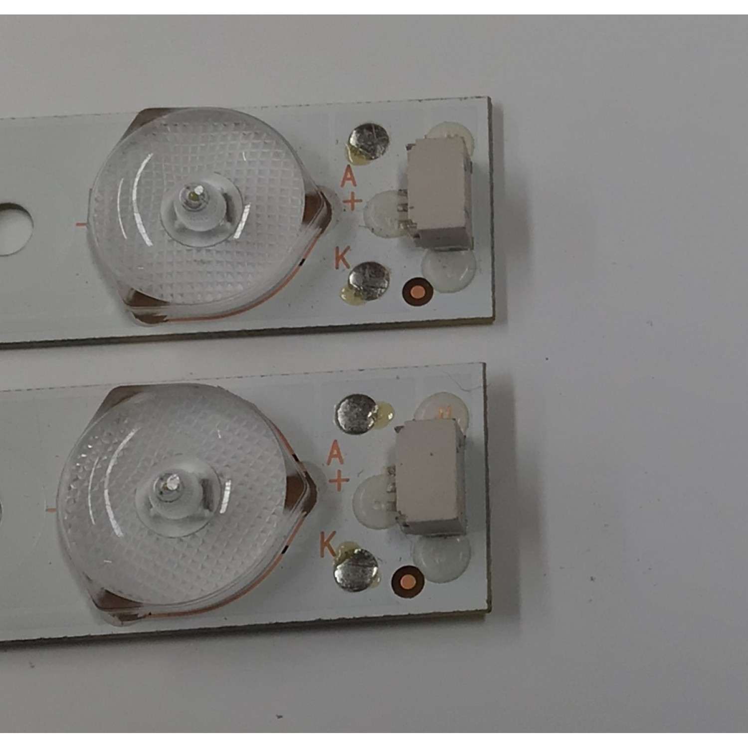 KIT DE LEDS PARA TV RCA ORIGINAL 2 PIEZAS / NUMERO DE PARTE 303GC185033 / GC185D04-ZC21FG-01 / GC185M03 / 2010019680-2 / 160811A14 / 2447620560T-07 / MODELO RT1971-AC - Imagen 2