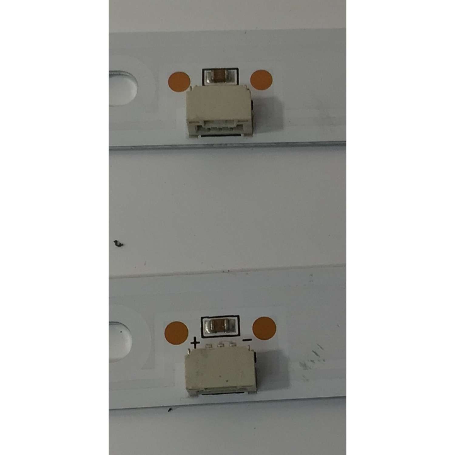 KIT DE LEDS PARA TV TCL ORIGINAL 2 PIEZAS / NUMERO DE PARTE TCL55LB13 / TCL55LB13_3030F2.4D  / TCL55LB13_3030F2.4D V0.3 2021118 / B0101-001081 / A0011/ZMJK / 20073/F98 / PANEL LVU550NDEL CS9W9N V2 / MODELO 55S470G  - Imagen 3