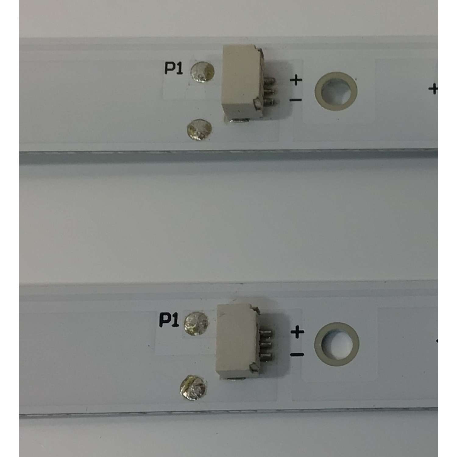 KIT DE LEDS PARA TV PANASONIC ORIGINAL / INCOMPLETO SOLO 2 PIEZAS / NUMERO DE PARTE 43HR332M07A4 V0 / 43D1200UD / HR-A9910-02837 / 4C-LB430T-HR8C / LE0RB2R0-D-K / PANEL LC430EQY(SM)(A3) / MODELO TC-43GX500H / KIT CONSTA ORIGINALMENTE DE 3 PIEZAS - Imagen 2