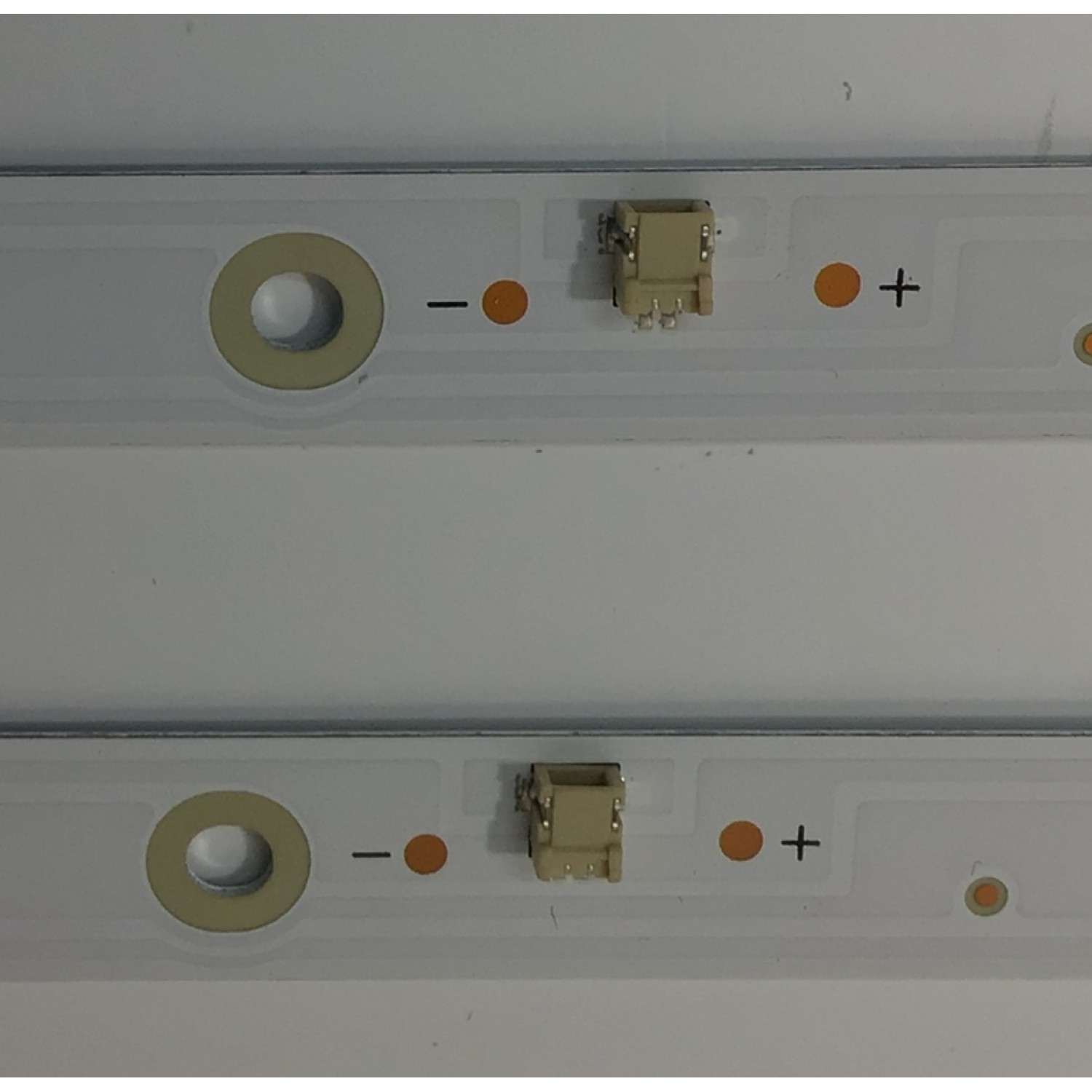 KIT DE LEDS PARA TV SANSUI ORIGINAL / INCOMPLETO SOLO 2 PIEZAS / NUMERO DE PARTE JL.D39042330-006AS-M / JL.D39042330-006AS-M_V01 / 3080539Z10DTZ003 / DISPLAY V400HJ6-PE1 REV.C3 / PANEL CX400DLEDM / MODELO S40P28FN  / KIT CONSTA ORIGINALMENTE DE 3 PIEZAS - Imagen 4