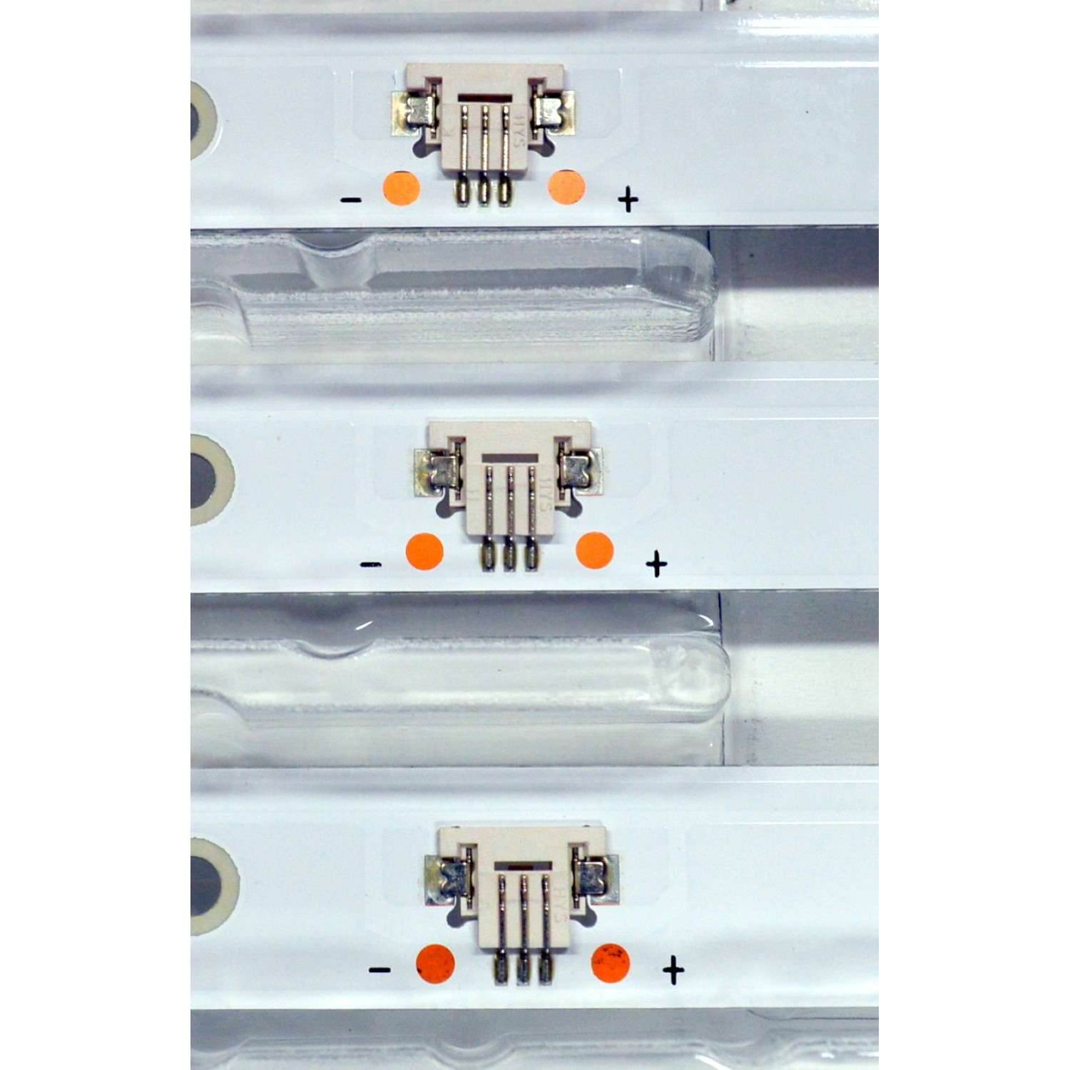 KIT DE LEDS ORIGINAL NUEVOS PARA TV JVC 2 PIEZAS / NUMERO DE PARTE CRH-AT32D2000060298QREV1.7 / 4C-LB320T-XR8C / AT32D2000B / AT32D2000060298QREV1 / E479275 / CRH-AT32D2000060298QREV1.7 / L05Y170JA2 / MODELOS SI32HS / 32EVLB - Imagen 4