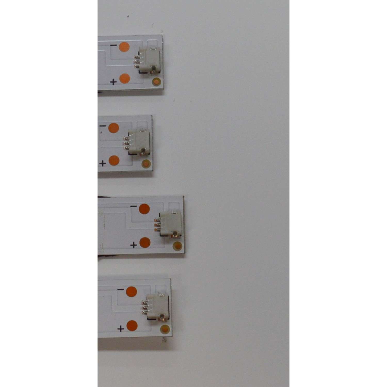 KIT DE LEDS ORIGINAL PARA TV HISENSE 4 PIEZAS / NUMERO DE PARTE JL.D550A1330-003AS-M / JL.D550A13330-003AS-M_V02 / FZD-03E348124HN / 1205904 / D210110 / MODELO 55H6F - Imagen 2