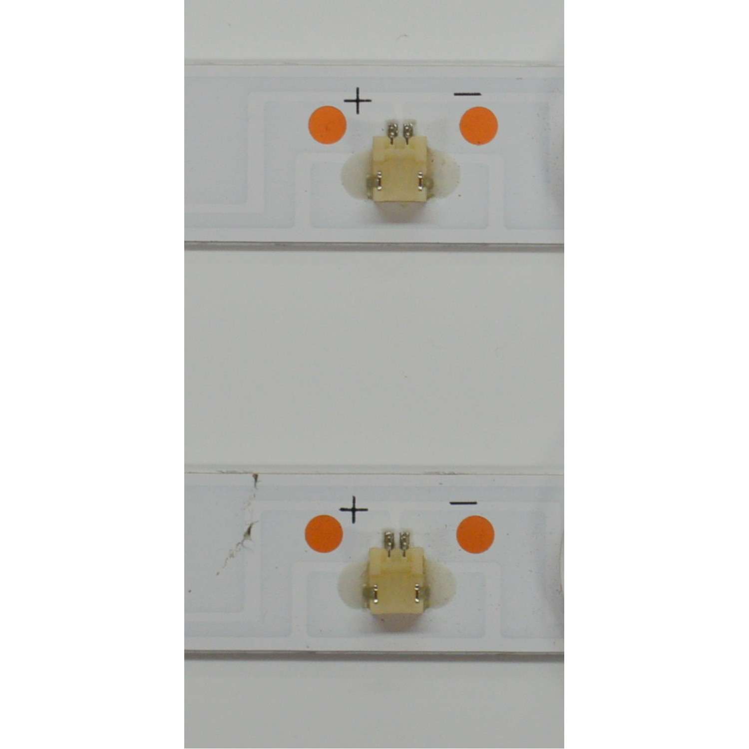 KIT DE LEDS ORIGINAL PARA TV RCA 2 PIEZAS / NUMERO DE PARTE D3200701-3030AS / SJ.CX.D3200701-3030AS-M / 1.14MD320121 / 180305 / 07GG-308053219NDTZ001 / C3-175V08V14B-6.4-6.V6 / 180518D4 / CX.D320S33-13819-HL1023 / MODELO RTV32Z2SM - Imagen 2