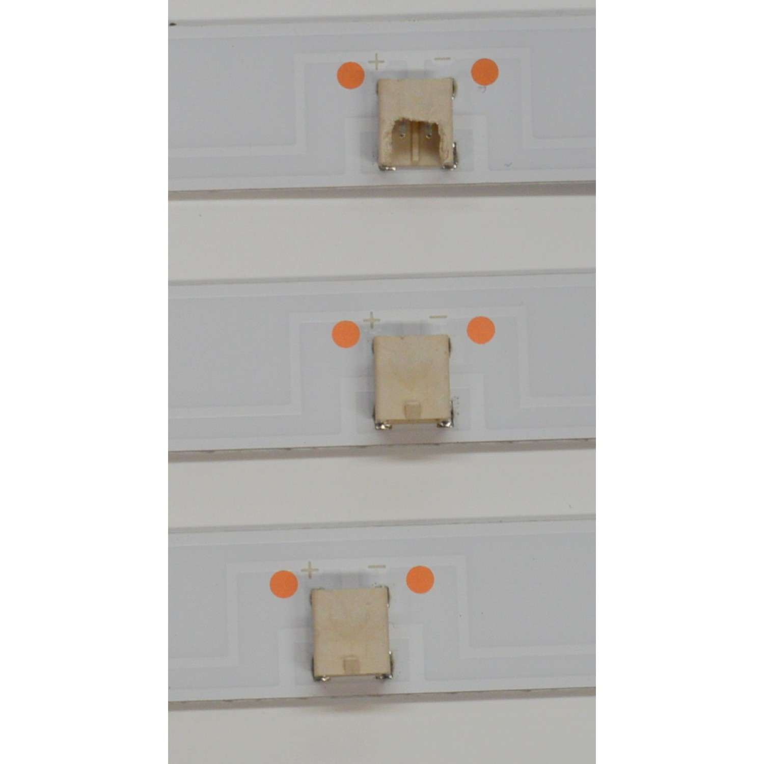 KIT DE LEDS ORIGINAL PARA TV PHILIPS 3 PIEZAS / NUMERO DE PARTE CRH-ZG40G5SP3030070312KREV1.4 / 40G5SP / LB-C400-G7N-F-C-12-X91 / Y174-L07-JA-2 / 263425 / B230810A1Z / PANEL C400Y21-G5 / DISPLAY V400HJ9-PE1 REV.C4 / MODELO 40PFL6533 / 40PFL6533/F7 - Imagen 4