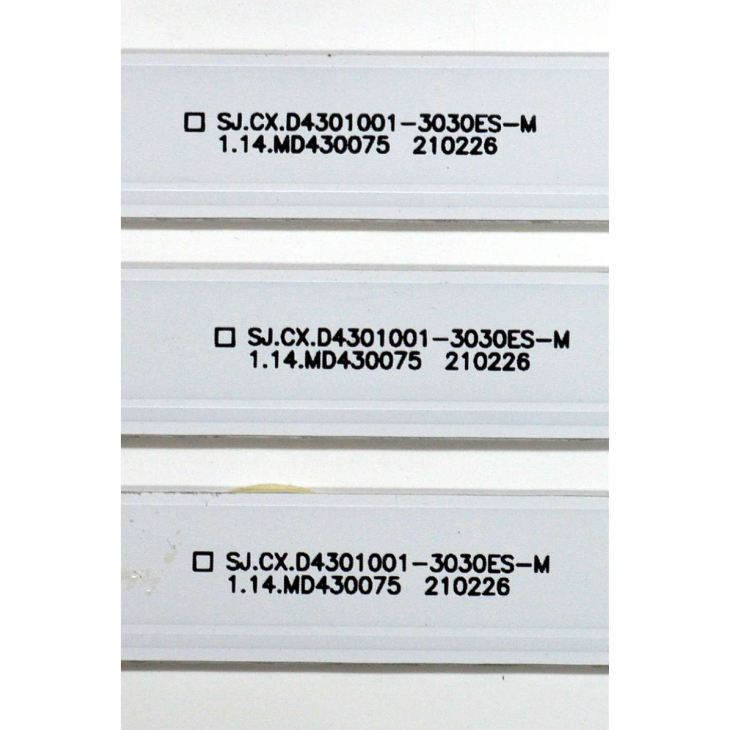 KIT DE LEDS ORIGINAL PARA TV 3 PIEZAS / NUMERO DE PARTE D4304001-3030ES-M / SJ.CX.D4304001-3030ES-M / 1.14.MD430075 / 0AH8-308054303SJ00001-C2 / 200B05V0B-2.9-3.0V-210718N6 / CX.D430S24-24643-YZ1006 / MODELO 43" - Imagen 3