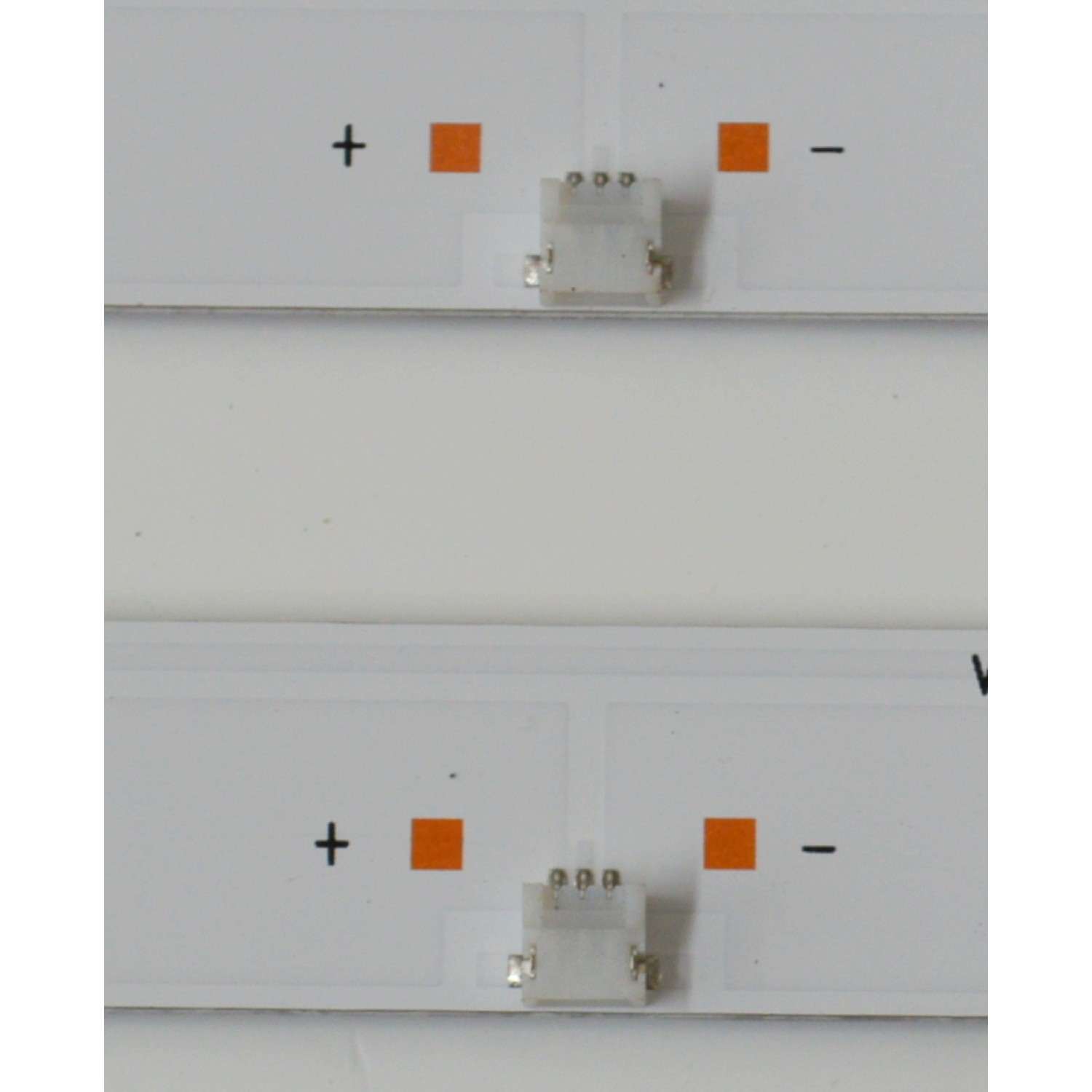 KIT DE LEDS ORIGINAL PARA TV HISENSE 2 PIEZAS / NUMERO DE PARTE BK55H1U63B3030T0214362 / CRH-BK55H1U63B3030T0214362-REV1.6 / HD550HIU63-T0L4 / 2023053105 / BK55H1U63B / 1403319 / PANEL JHD550H1U62-T0LA / DIPSLAY PT550GT08-1 VER.1.0 / MODELO 55R6030N / 55A6NV  - Imagen 3