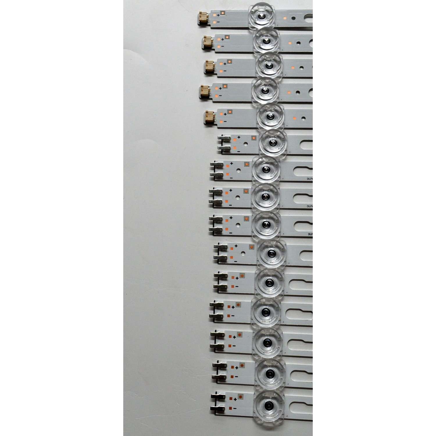 KIT DE LEDS ORIGINAL PARA TV SAMSUNG 15 PIEZAS / NUMERO DE PARTE BN96-58299A / BN96-58298A / BN96-58297A / DU7K_SVC850A22_R / DU7K_SVC850A22_L / DU7K_SVC850A22_R 58299A / 58298A / 58297A / PANEL CY-BD085HGAV2H / DISPLAY T850QVN04.1 / MODELO UN85DU7200DXZA - Imagen 8
