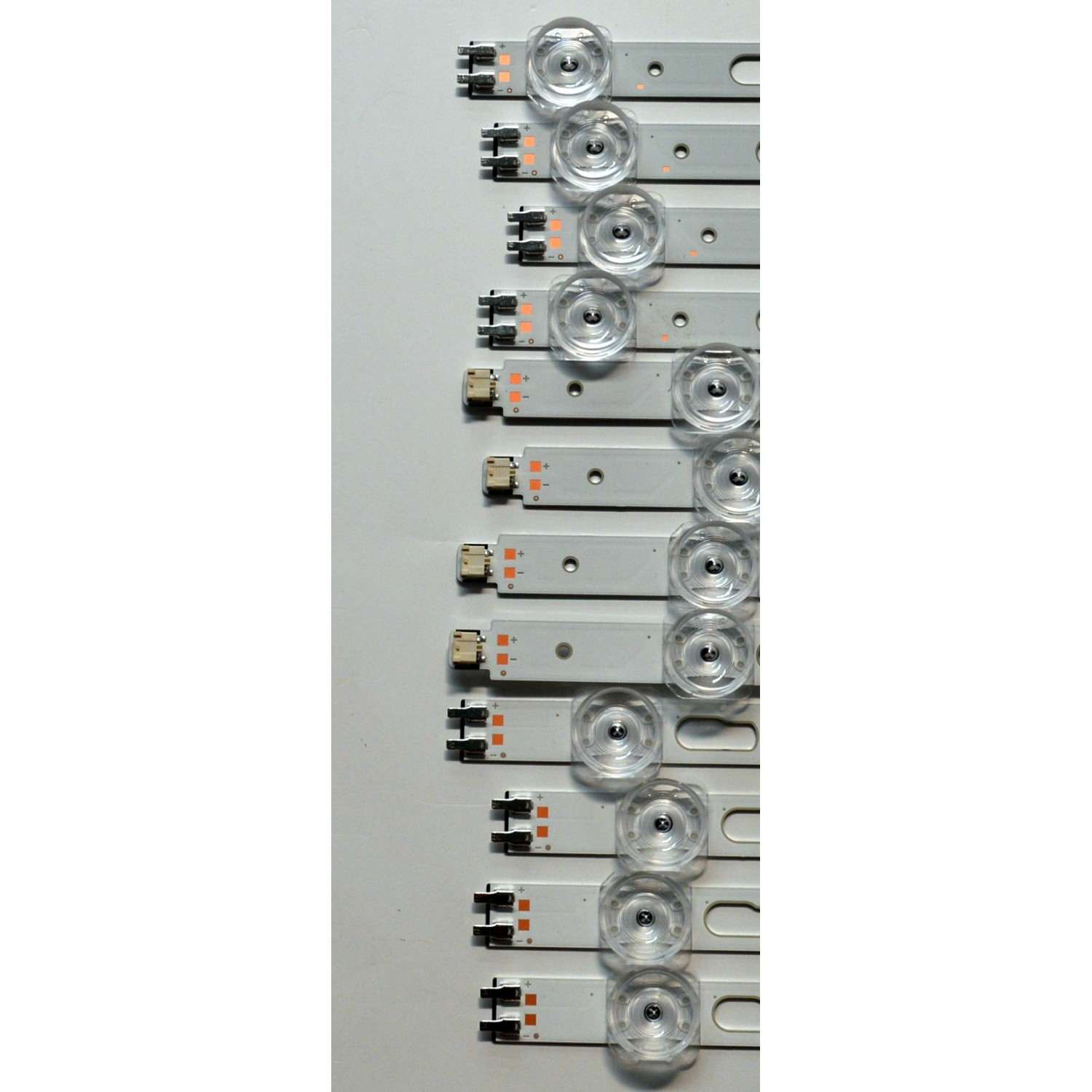 KIT DE LEDS ORIGINAL PARA TV SAMSUNG 12 PIEZAS / NUMERO DE PARTE BN96-58296A / BN96-58295A / BN96-58294A / V4D7 750SMC-R0 / V4D7 750SMB-R0 / V4D7 750SMA-R0 / GS-ALZ / 58296A / 58295A / 58294A / MODELO UN75DU7200DXZA UB01 / UN75DU7200BXZA BC02 - Imagen 2