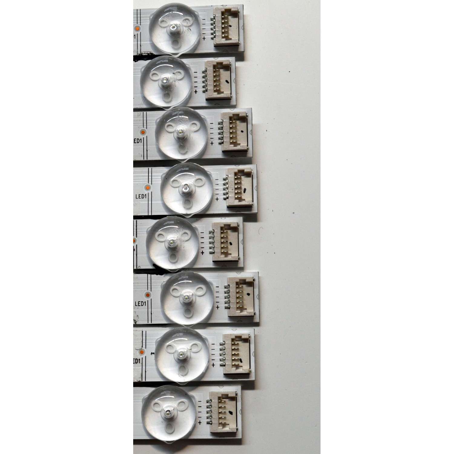 KIT DE LEDS ORIGINAL PARA TV HISENSE 8 PIEZAS / NUMERO DE PARTE LB5800N / HD580Y3U92-L8 / 2022041301 / LB5800N / HBH-L2 / 1281078 / HE58 C8V / ELUG / PANEL HD580Y3U92-L8 / DISPLAY CV580U1-T01 REV:02 / MODELO 58U6HF - Imagen 2