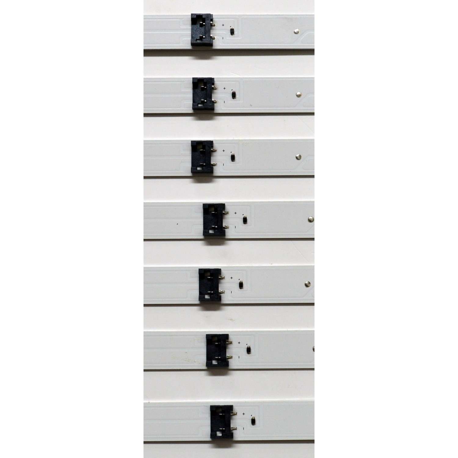 KIT DE LEDS ORIGINAL PARA TV LG 7 PIEZAS / NUMERO DE PARTE EAV65088301 / LEDAZ_Y23_SLIM TRIDENT_55UR80 H / LEDAZ_Y23_SLIM TRIDENT_55UR80_REV0.0_230517 / 4G551/5B29B / PANEL NC550TQG-VCKHN / ST5461D13-A VER.2.1 / MODELO 55UT7000PUA / 55UT7000PUA.BUSDLJM - Imagen 2
