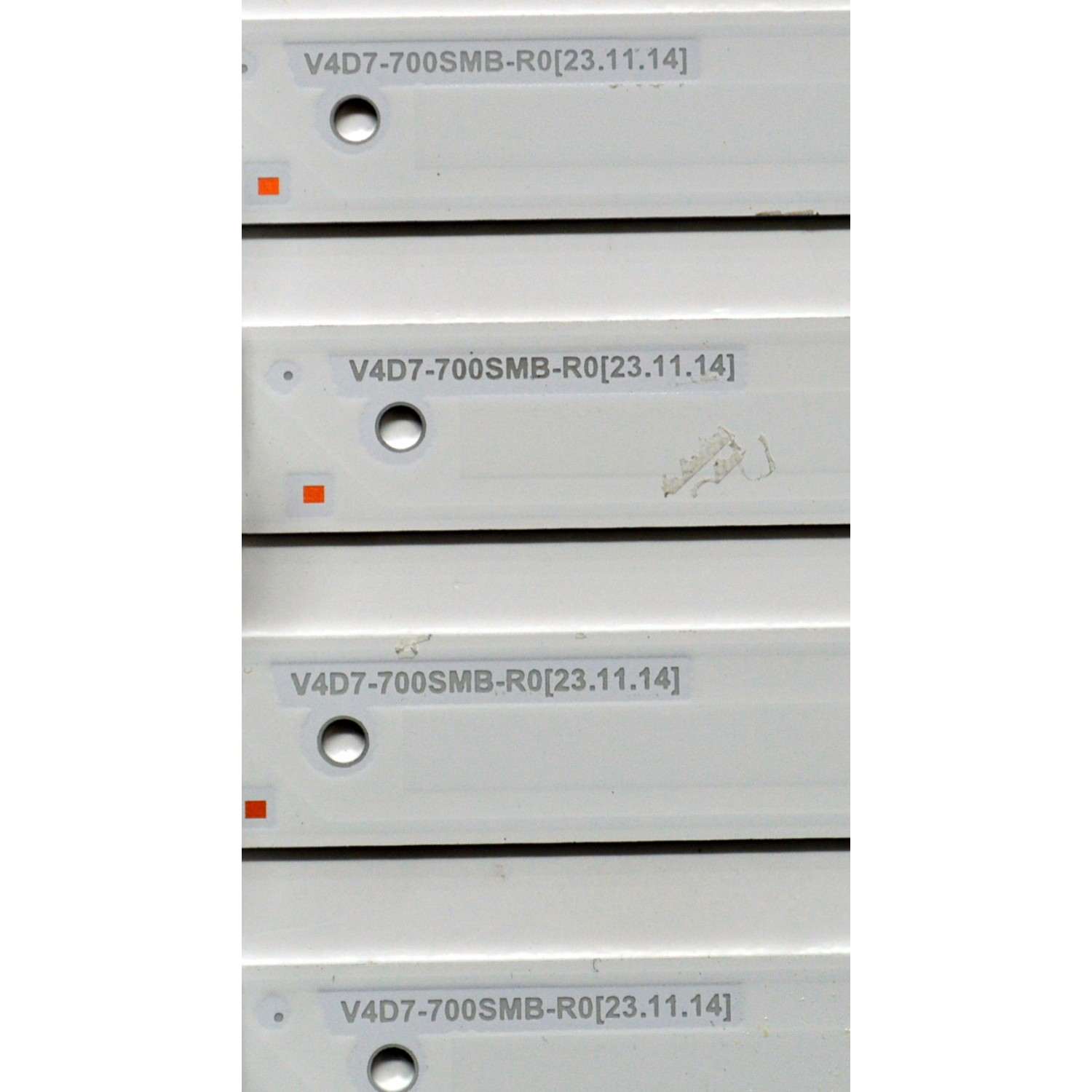 KIT DE LEDS ORIGINAL PARA TV SAMSUNG 8 PIEZAS / NUMERO DE PARTE BN96-58293A / BN96-58292A / V4D7-700SMA-R0 / V4D7-700SMB-R0 / 58293A / 58292A / PANEL CY-BD070HGSV2H / DISPLAY JE695R3HE1K / BN96-54406A / MODELO UN70DU7000 / UN70DU7200FXZA UB01 - Imagen 4