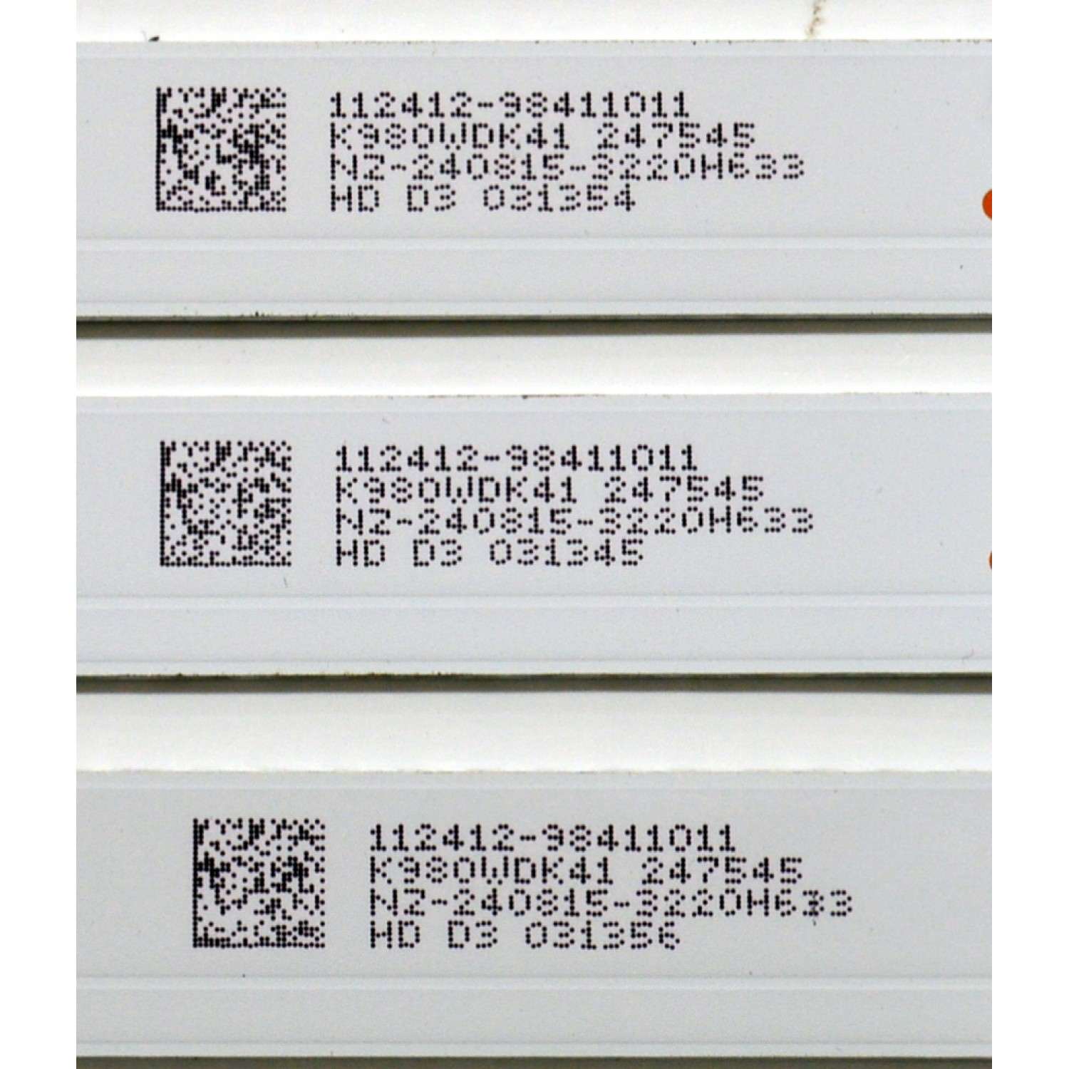 KIT DE LEDS ORIGINAL PARA TV ONN 24 PIEZAS / NUMERO DE PARTE 4708-K98WDK-A2113N11 / XRJ1060 / SLC04708RA0 / K980WDK / 112412-98411011 / K980WDK41 / N2-240815-3220H633 / PANEL K980WDK41 / DISPLAY SG9751D01-1 VER.2.1 / MODELO 100146865 98" - Imagen 3