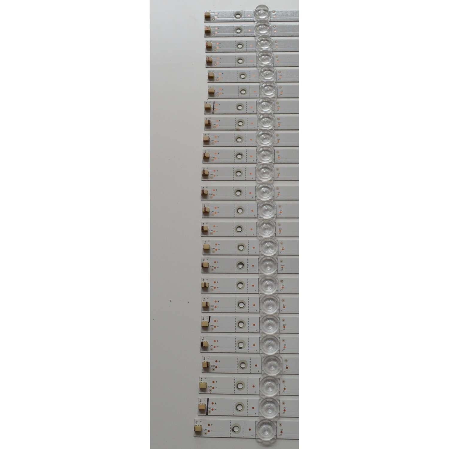 KIT DE LEDS ORIGINAL PARA TV ONN 24 PIEZAS / NUMERO DE PARTE 4708-K98WDK-A2113N11 / XRJ1060 / SLC04708RA0 / K980WDK / 112412-98411011 / K980WDK41 / N2-240815-3220H633 / PANEL K980WDK41 / DISPLAY SG9751D01-1 VER.2.1 / MODELO 100146865 98" - Imagen 2