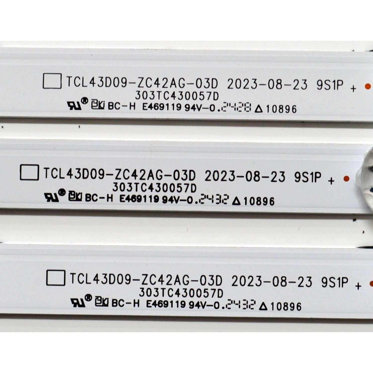 KIT DE LEDS ORIGINAL PARA TV PHILIPS 3 PIEZAS / NUMERO DE PARTE 303TC430057D / TCL43D09-ZC42AG-03D / 2300023185 / 3.0-3.1 / 4L-ZX043T-ZC014X / 240905AD03 / TC430M63 / PANEL LVU430CSDX E0358 / DISPLAY V430DJ2-Q01 / MODELO 43PUL7652/F7 - Imagen 4