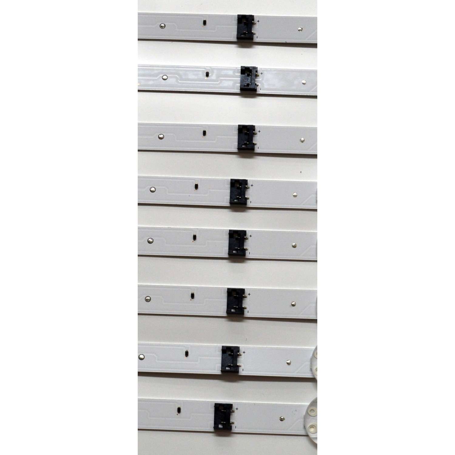 KIT DE LEDS ORIGINAL PARA TV LG 8 PIEZAS / NUMERO DE PARTE EAV65056001 / SSC_Y24_SLIM_TRIDENT_65UT80_LGD_S / SSC_Y24_SLIM_TRIDENT_65UT80_LGD_(0.6PI)_REV00 / LGD 650Z5_D / PANEL NC650TQG-AAKHA / DISPLAY LC650EQC (SP) (A1) / MODELO 65UT7550AUA.BUSYLKR - Imagen 4