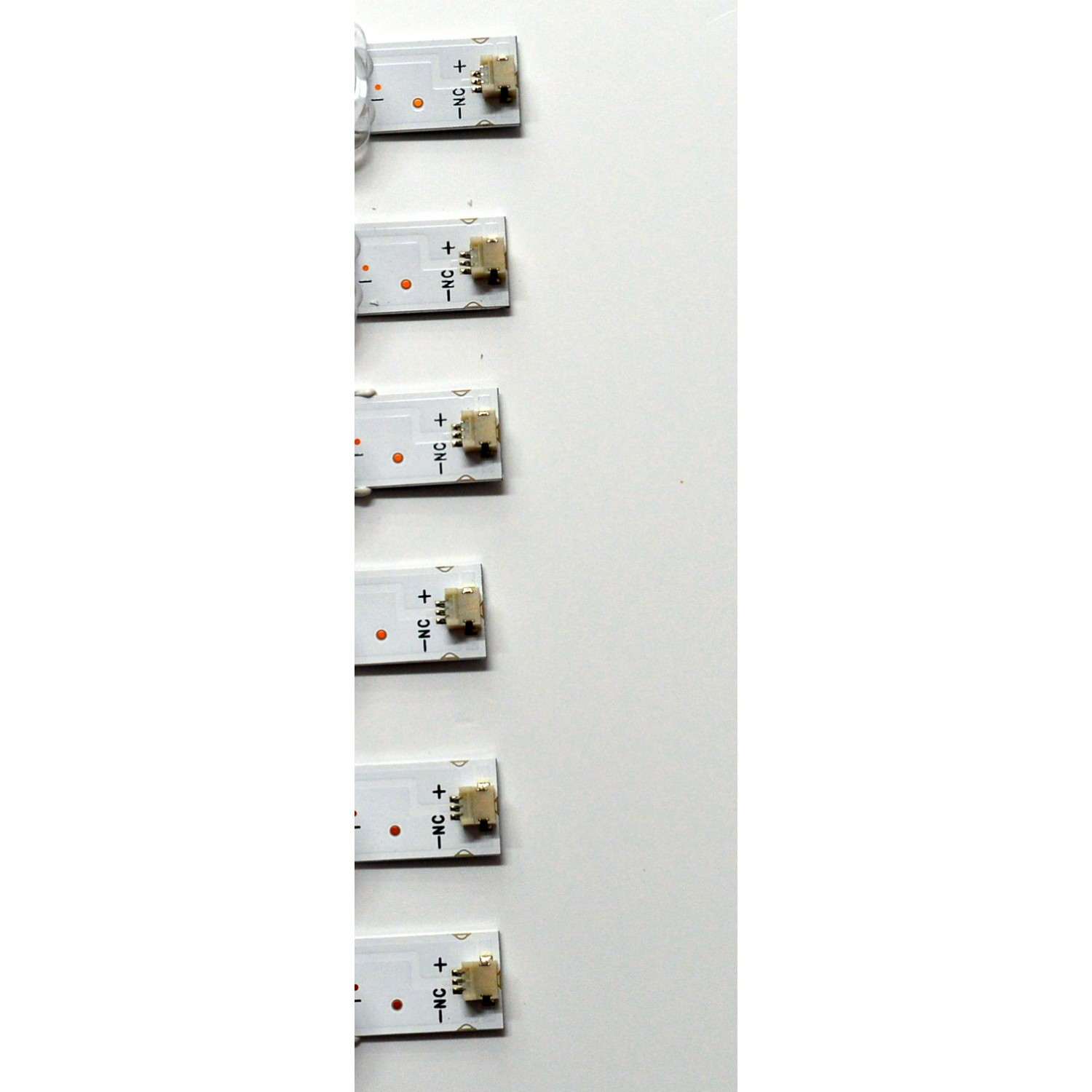 KIT DE LEDS ORIGINAL PARA TV VIZIO 6 PIEZAS / NUMERO DE PARTE 303HX650072CD / HFSX65D06-ZC42AG-19CD / B005P00107588A / 2300022684 / 70401-01866 / 240407AB04 / GC650M31 / PANEL BOEI650WQ1 / DISPLAY HV650QUB-F72 REV.1.0 / MODELO V4K65C-0804 / V4K65M-0804 - Imagen 2