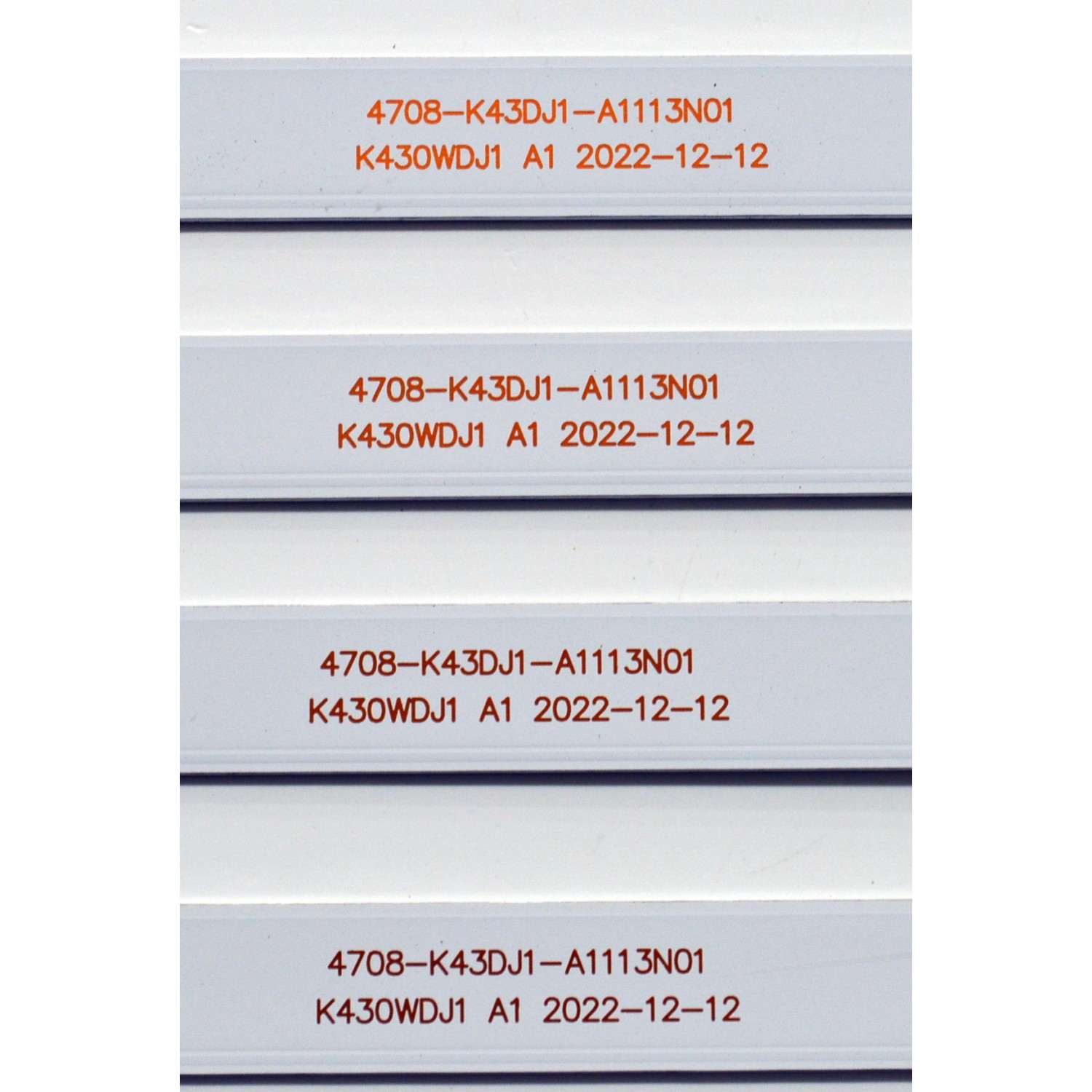 KIT DE LEDS ORIGINAL PARA TV ELEMENT XUMO TV 4 PIEZAS / NUMERO DE PARTE  4708-K43DJ1-A1113N01 / K430WDJ1 A1 / BCKJ4708RA0 / 110408-43J12001 / N2-240701-32156633 / PANEL K430WDJ1 / DISPLAY V430DJ1-Q01 REV.D2 / MODELO E550AE43C / 100012584 43" - Imagen 4