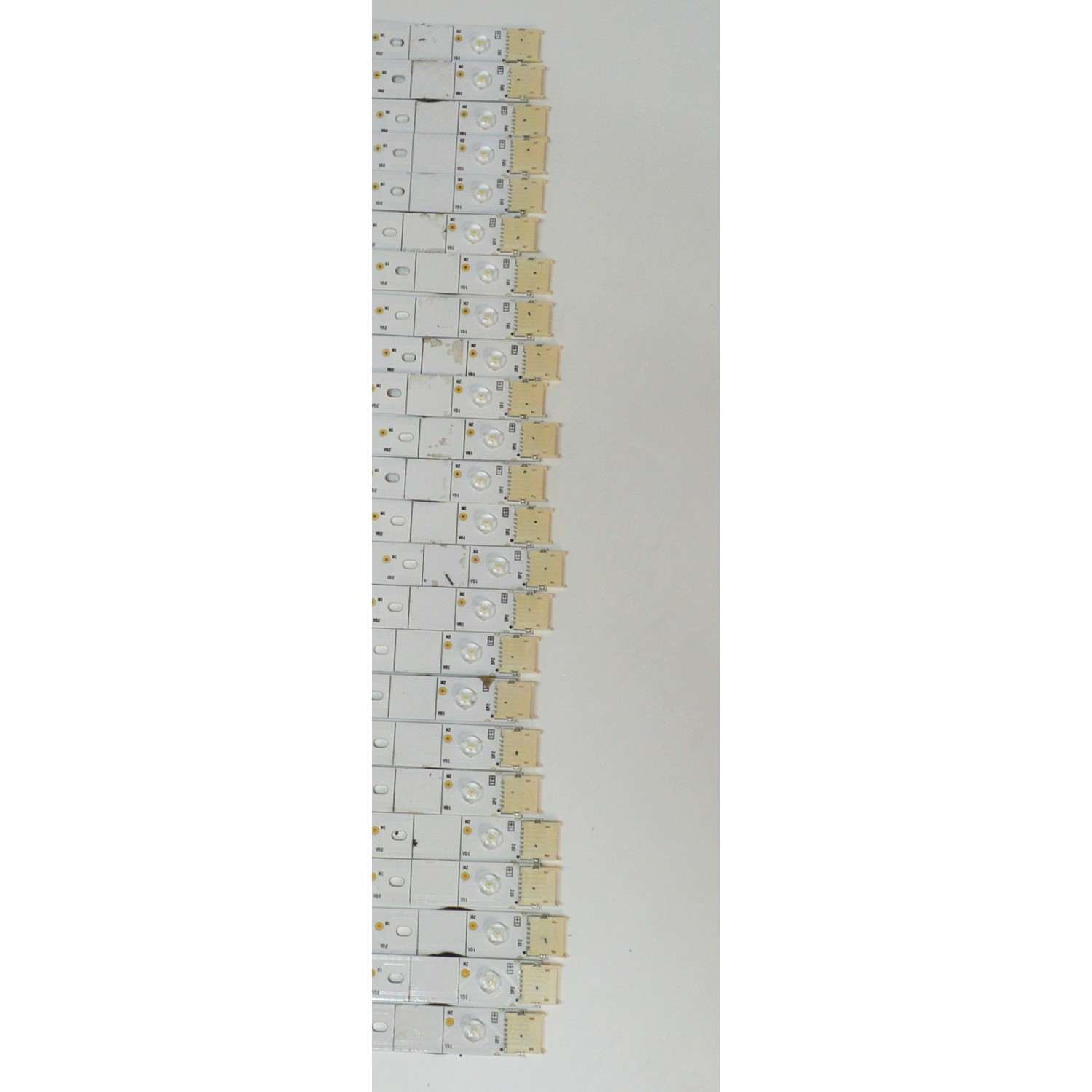 KIT DE LEDS ORIGINAL PARA TV HISENSE 24 PIEZAS / NUMERO DE PARTE LB650A2.0 / HD650H3U51-TZLZ / 2024050901 / LB650A2.0 / RSAG7.820.51169/ROH VER.A / 413136 / HE65 E9P / PANEL HD650H3U51-T0LZ / DISPLAY T650QVN07.H / MODELO 65U75N - Imagen 2