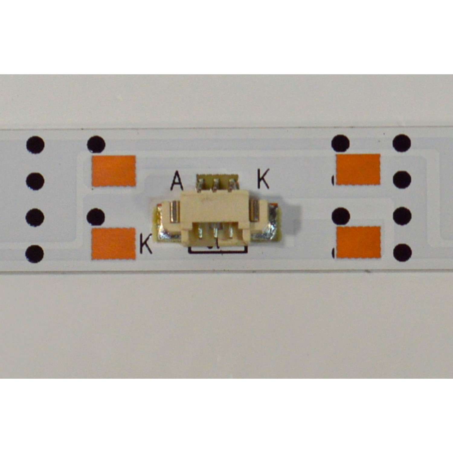 LED ORIGINAL PARA TV ONN 1 PIEZA / NUMERO DE PARTE 30323606003DS / LED236D06-ZC22AG-02DSEZ / 241202AF01 / 23600M26  /DISPLAY PT236AT05-1 VER.1.0 / MODELO 100012590 24" / VHD24M-0810 - Imagen 4
