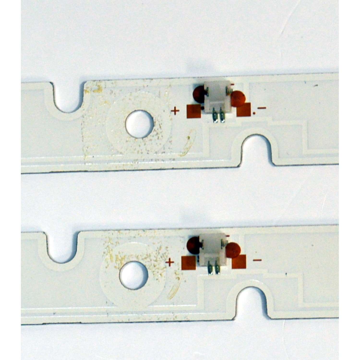 KIT DE LEDS ORIGINAL PARA TV SANYO 2 PIEZAS / NUMERO DE PARTE 6501L618000030 / 06-32C2X6-618-M08W14 / 230132C1N00270 / YF-J52L003HFED-0904 / MODELO 32" - Imagen 3
