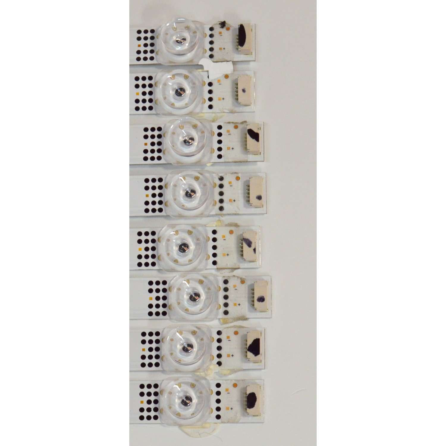 KIT DE LEDS ORIGINAL PARA TV TCL 8 PIEZAS / NUMERO DE PARTE 261501024051 / 06-1-85Z1-T-8X15-0D25-85AX14-240223 / 2301001046850 / YF-N5H2Q0A /  PANEL HK850WLEDM-JH81H / DISPLAY PT850GT01-4 VER.1.0 / MODELO 85S410R - Imagen 2
