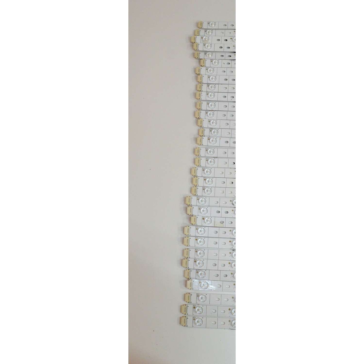 KIT DE LEDS ORIGINAL PARA TV HISENSE 32 PIEZAS / NUMERO DE PARTE BK75E7KA / CRH-BK75E7KA3030T321636W-REV1.2 / HD750H3U62-TALDKCM2B1 / 2023063002 / RSAG7.820.13706/ROH VER.A / 24087X / 27904200 / PANEL HD750H3U73-T0LN / DISPLAY HV750QUB-E94 / MODELO 75U75N - Imagen 5