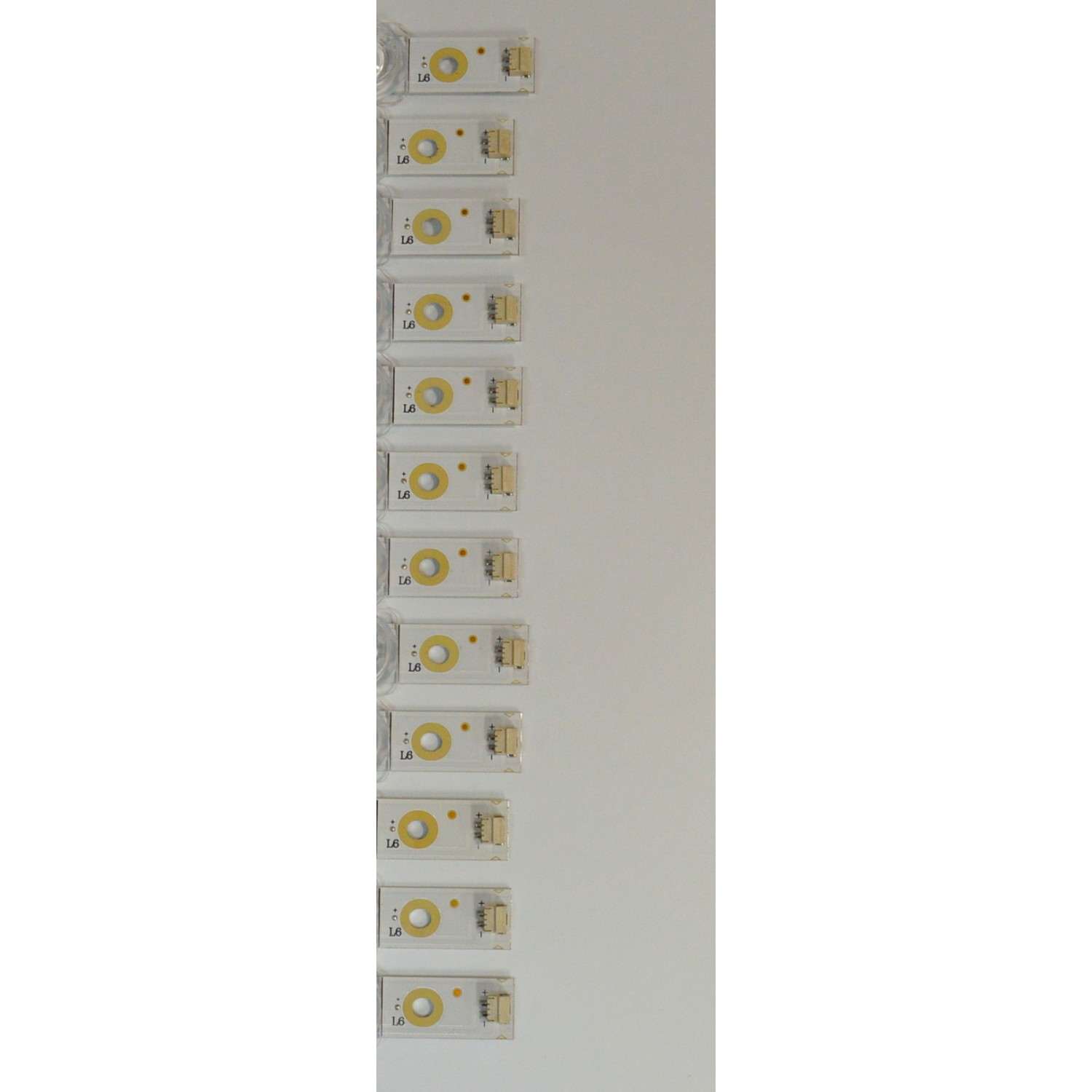 KIT DE LEDS ORIGINAL PARA TV PROSCAN 12 PIEZAS / NUMERO DE PARTE MS-L5651 V2 / R72-70D04-010 / A4 M240 H C 7S / 21M0100D3MU1003083199 / PANEL D70-C20 / DISPLAY JE695R3HC2LZX / MODELO PWOSU7045 - Imagen 4