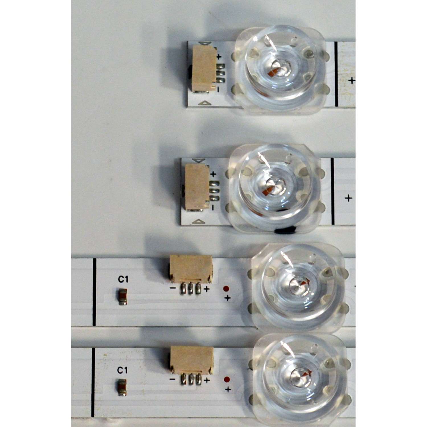 KIT DE LEDS ORIGINAL PARA TV TCL 4 PIEZAS / NUMERO DE PARTE 55HR332M06B2 / 55HR332M11A2 / 55HR332M06B2 V0 / 55HR332M11A2 V0 / 55TN2L2 B 6EAX2-D09 / 55LJ A 11EAX2-D09 / LM2AB08U0C / HY-7000 S / PANEL LVU550NDAL / DISPLAY ST5461D20-9 V2.1 / MODELO 55Q77K - Imagen 4