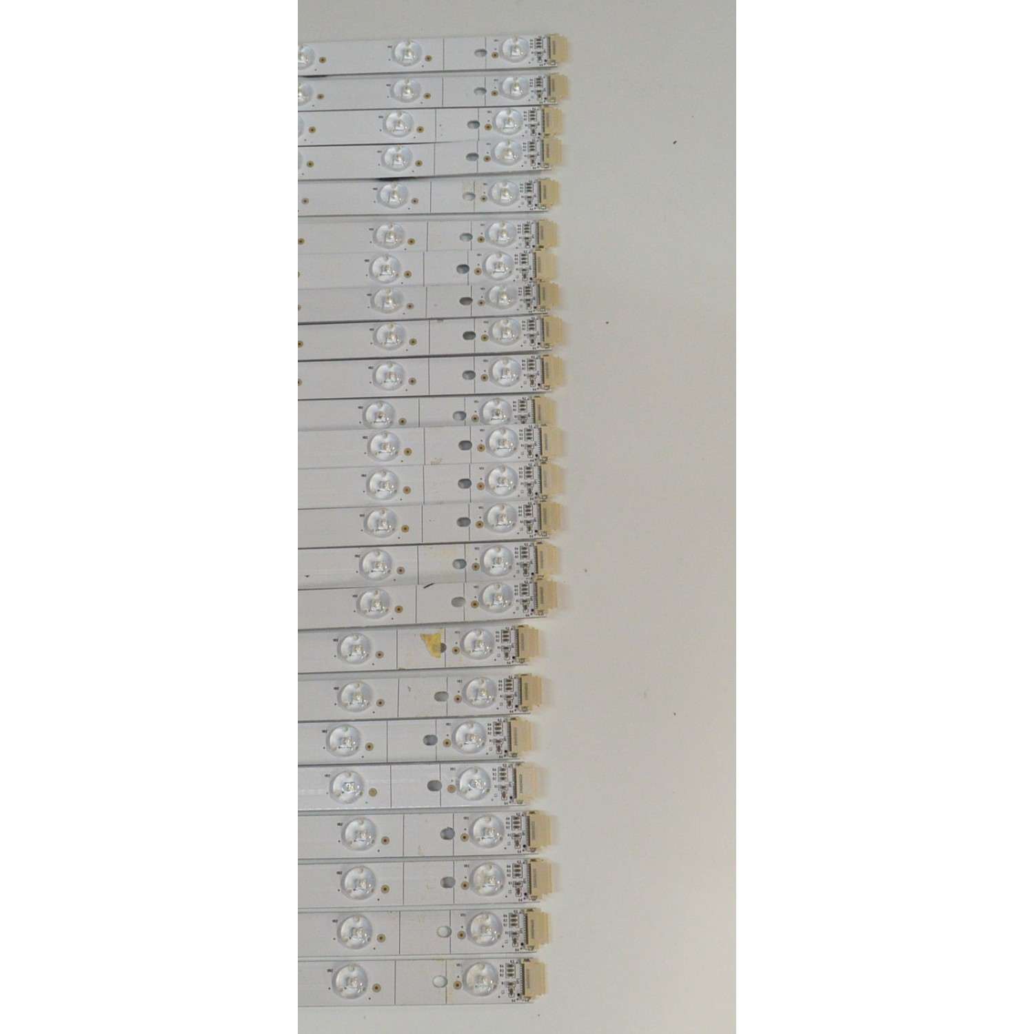 KIT DE LEDS ORIGINAL PARA TV HISENSE 24 PIEZAS / NUMERO DE PARTE SVH650AY1 / CRH-BXK65H3U51C3030T2416381-REV1.3 / RSAG7.820.13834/ROH VER.A / HD650H3U51-T0LN / 2023091201 / 240604X / 27492700 / PANEL HD650H3U51-T0LN / DISPLAY T650QVN07.H / MODELO 65U75N - Imagen 5