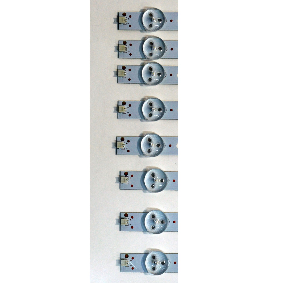KIT DE LEDS ORIGINAL PARA TV DAEWOO 8 PIEZAS / NUMERO DE PARTE 4708-K420WD-A3213K01 / K420WD7 A3 / 471R1P79 / K420WD716C027 / X-C55-L06-YF16 / PANEL LC430DUY-SHA1 / DISPLAY LC430DUY (SH)(A1) / MODELO L43R6300KN - Imagen 2