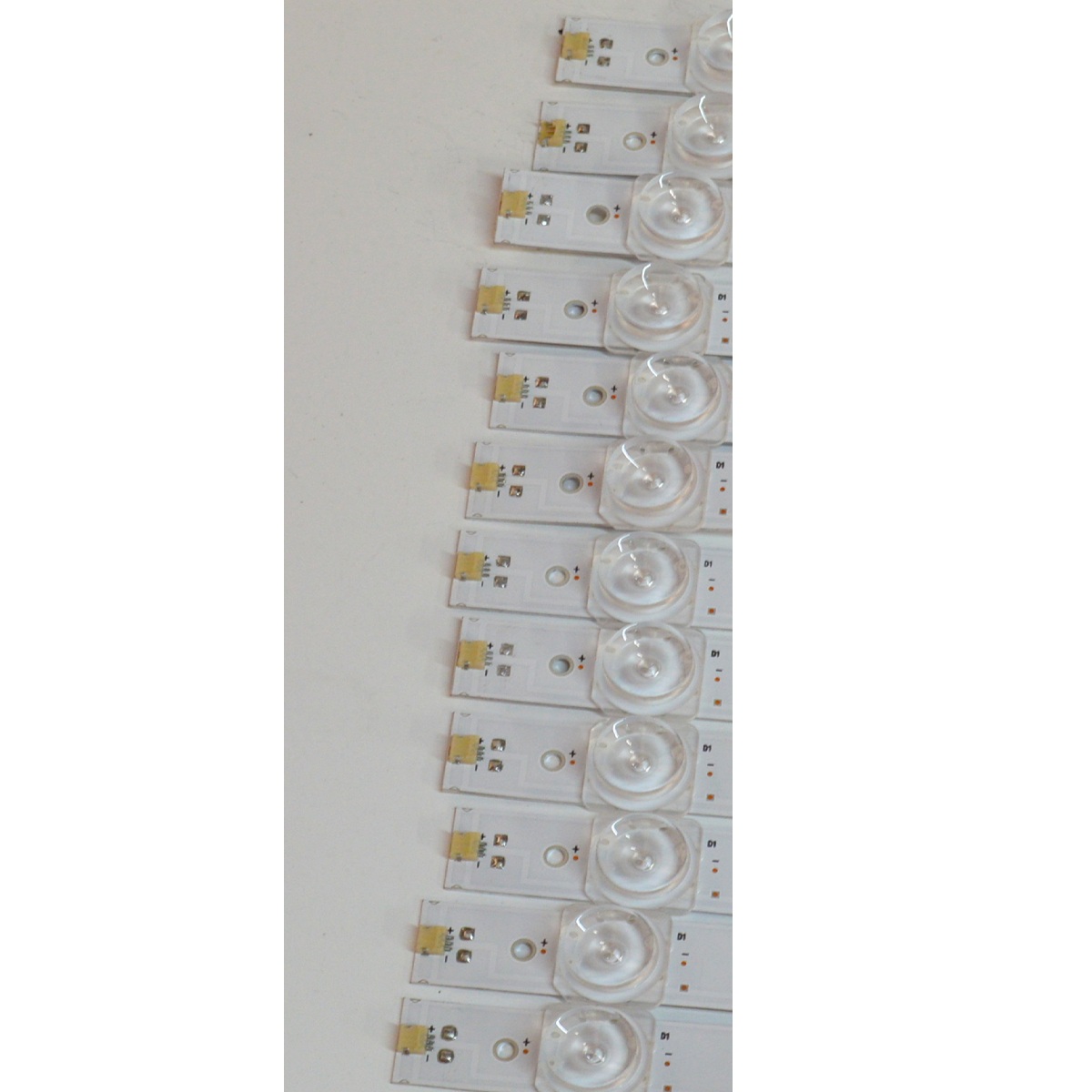 KIT DE LEDS ORIGINAL PARA TV HISENSE 12 PIEZAS / NUMERO DE PARTE LB8500P / HD850H1U51-TBL2/2023081001 / LB8500P V0 / 1314344800 / PANEL HD850H1U51-TBL2\ROH / DISPLAY T850QVN03.4 / MODELO 85A6N - Imagen 3