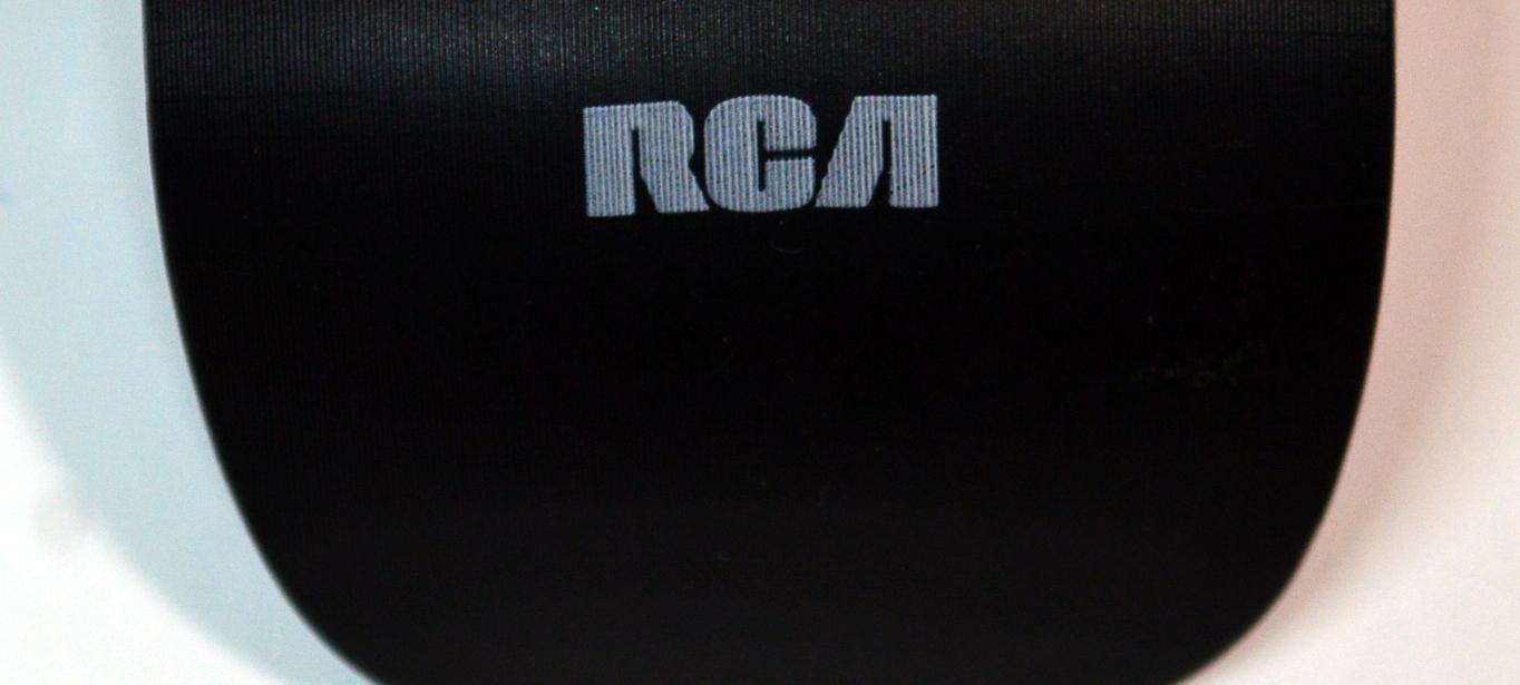 CONTROL REMOTO ORIGINAL RCA PARA CONTROLAR HASTA 5 DISPOSITIVOS DIFERENTES COMO TV/DVD/BARRAS DE SONIDO/REPRODUCTORES DE STRAMING/CABLE/SATELITE /  NUMERO DE PARTE RCRN04GR / RCRN05BHZ / R256-1 / 4Q37CX / RC49K-T2-01 - Imagen 2