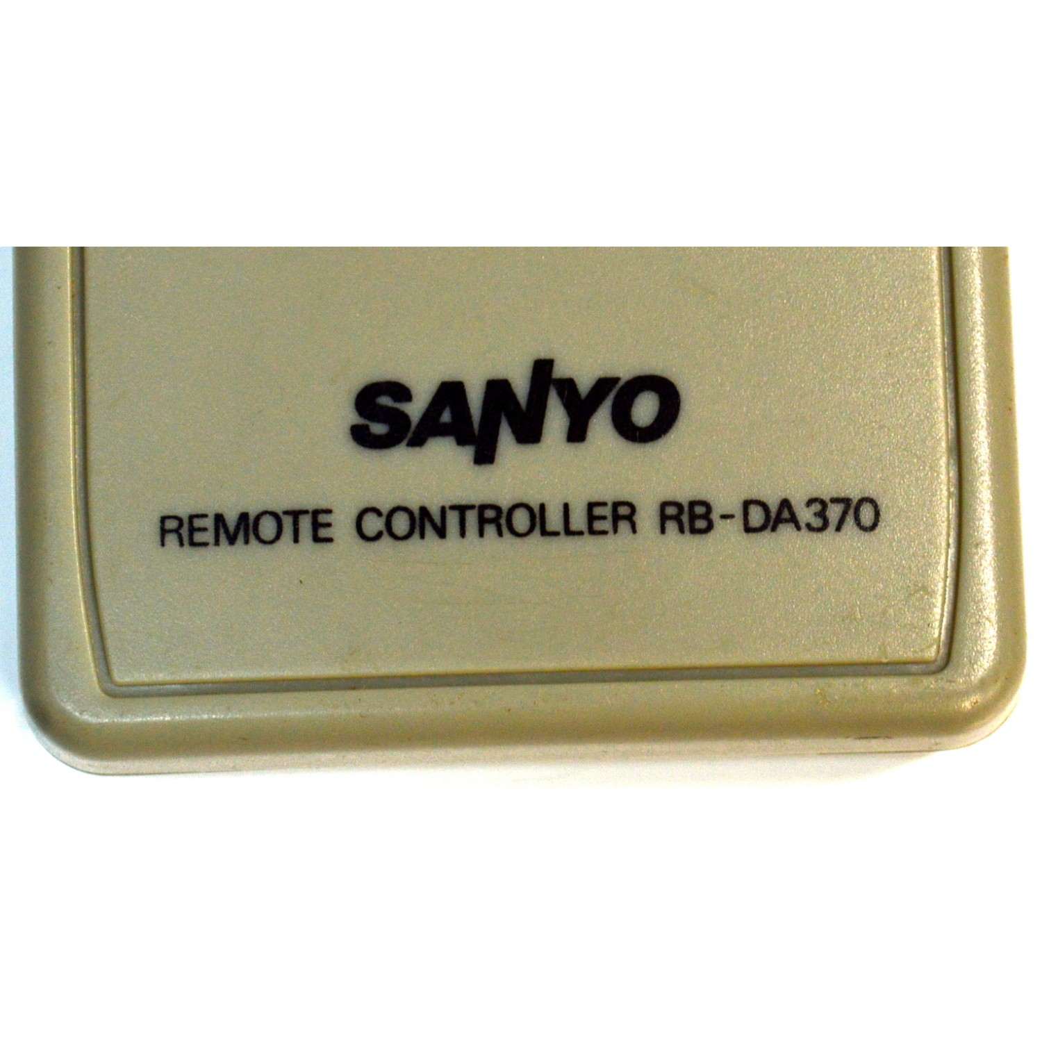 CONTROL REMOTO ORIGINAL NUEVO PARA SISTEMA ESTEREO COMPACTO / SISTEMA DE AUDIO MICROCOMPONENTE SANYO / NUMERO DE PARTE RB-DA370 / MODELO DC-DA370 / DC-DA380 / DC-MB500 / DCDA100 / DCDA101 / DCDA70 / DCDA80 / RBDA100 - Imagen 3